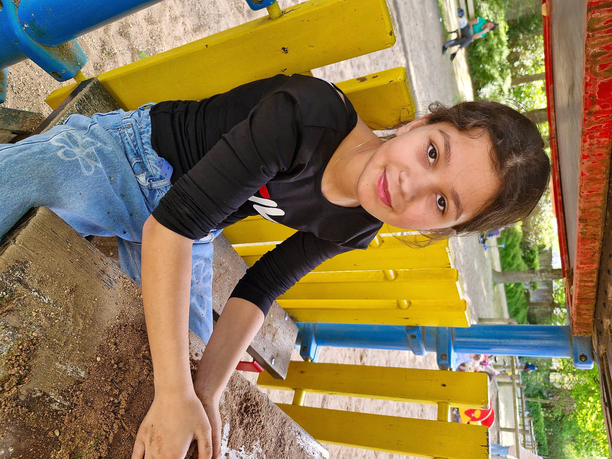 Jaklina a rejoint le concours — aidez-le/la à gagner de superbes lots ! blue, child, city, electric_blue, fun, happy, human_leg, joy, leisure, person, play, recreation, shorts, smile, soil, t_shirt, thigh, toddler, tree, vacation