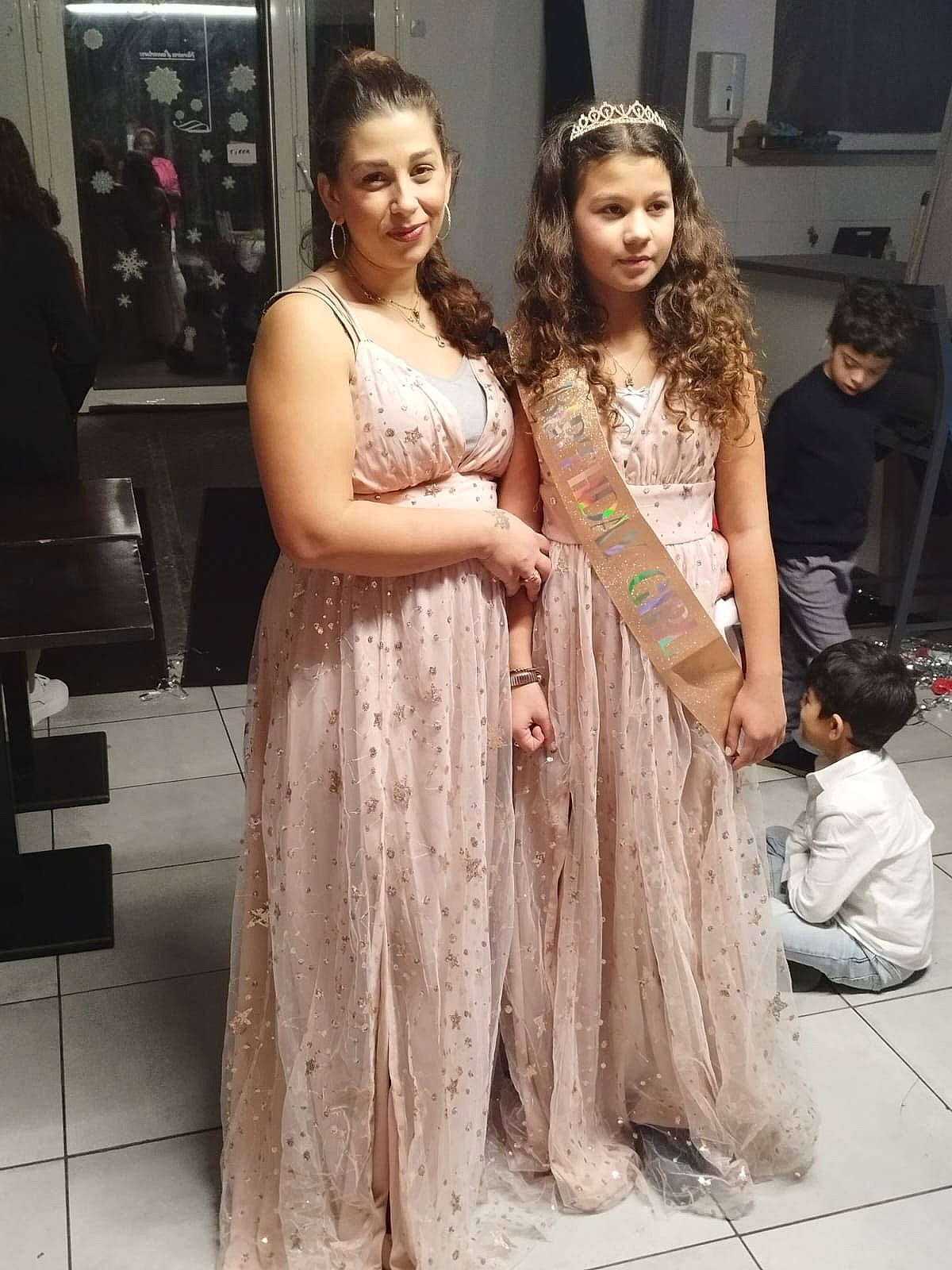 Jaklina participe au concours pour gagner de l'argent avec cette photo : bridal_party_dress, day_dress, dress, embellishment, fashion, fashion_design, fashion_model, flooring, formal_wear, gown, hair, happy, joint, joy, long_hair, one_piece_garment, person, shoulder, skin, style