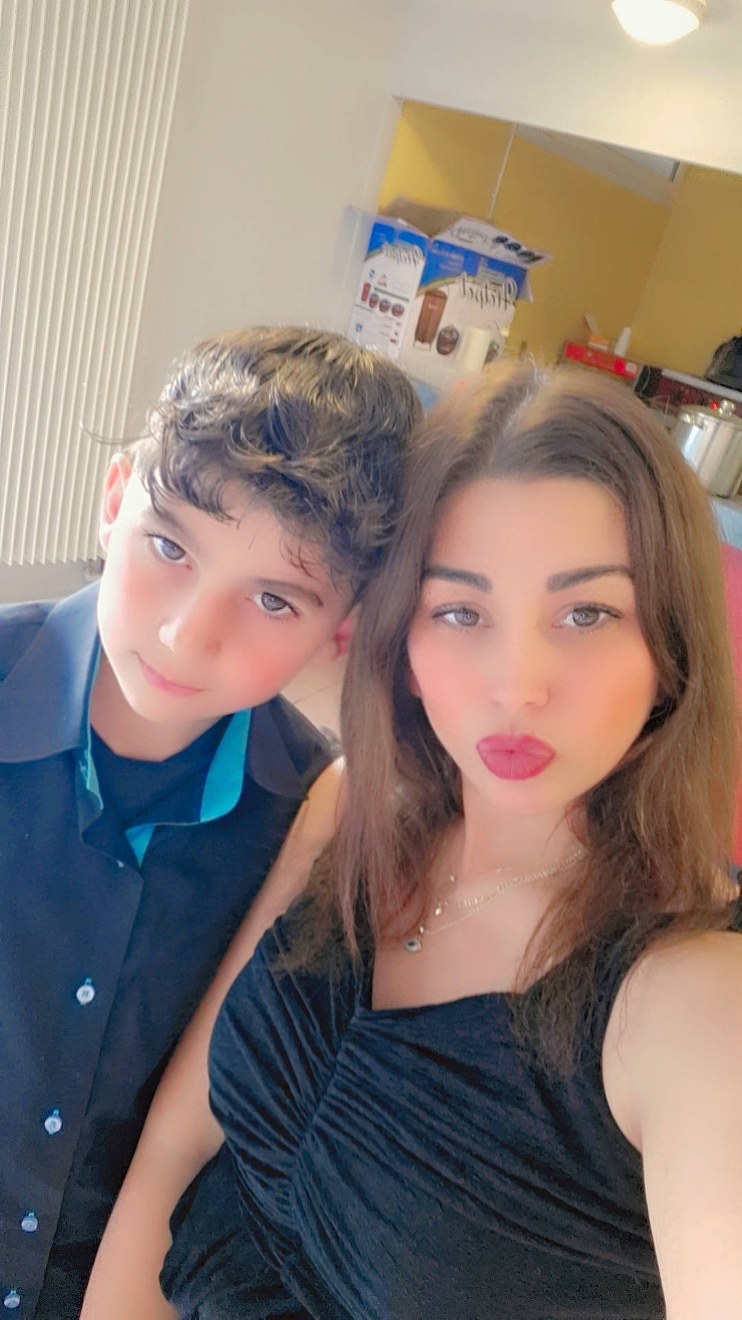 James a rejoint le concours — aidez-le/la à gagner de superbes lots ! black_hair, chin, cool, eyebrow, eyelash, fashion_design, forehead, friendship, fun, gesture, hairstyle, happy, iris, joint, lip, lipstick, makeover, mouth, person, shoulder