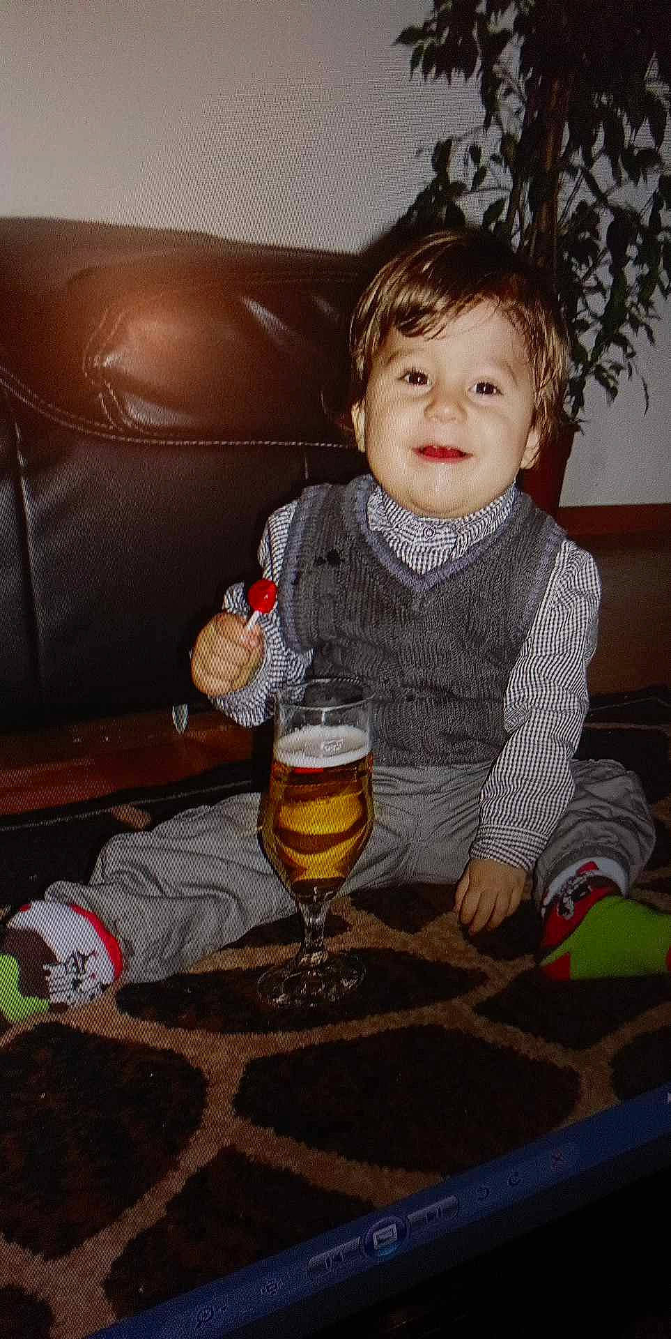 James a rejoint le concours — aidez-le/la à gagner de superbes lots ! baby, baby_toddler_clothing, beer, brown, child, comfort, couch, drink, drinkware, flooring, fun, glass, happy, pattern, person, sitting, smile, tableware, toddler, varnish