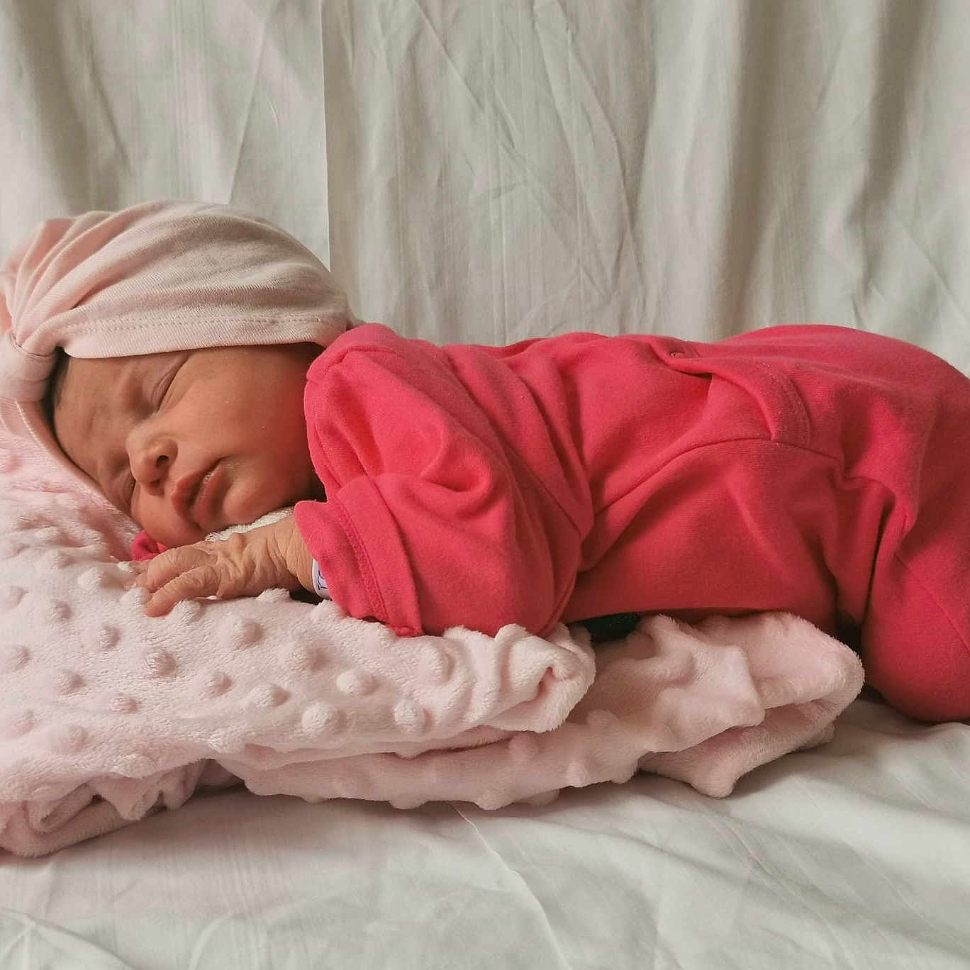 Ella participe au concours pour gagner de l'argent avec cette photo : baby, bed, blanket, cushion, face, furniture, head, homedecor, newborn, person, photography, portrait, quilt, sleeping