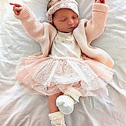 Izïa a rejoint le concours — aidez-le/la à gagner de superbes lots ! baby, sleeping, tutu, pink, headband, knitted_sweater, white_blanket, infant, cute, peaceful, lying_down, cozy, soft, newborn, small_feet, child, adorable, fashion, portrait, resting