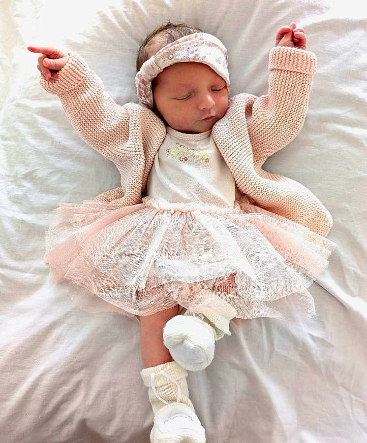 Izïa a rejoint le concours — aidez-le/la à gagner de superbes lots ! baby, sleeping, tutu, pink, headband, knitted_sweater, white_blanket, infant, cute, peaceful, lying_down, cozy, soft, newborn, small_feet, child, adorable, fashion, portrait, resting