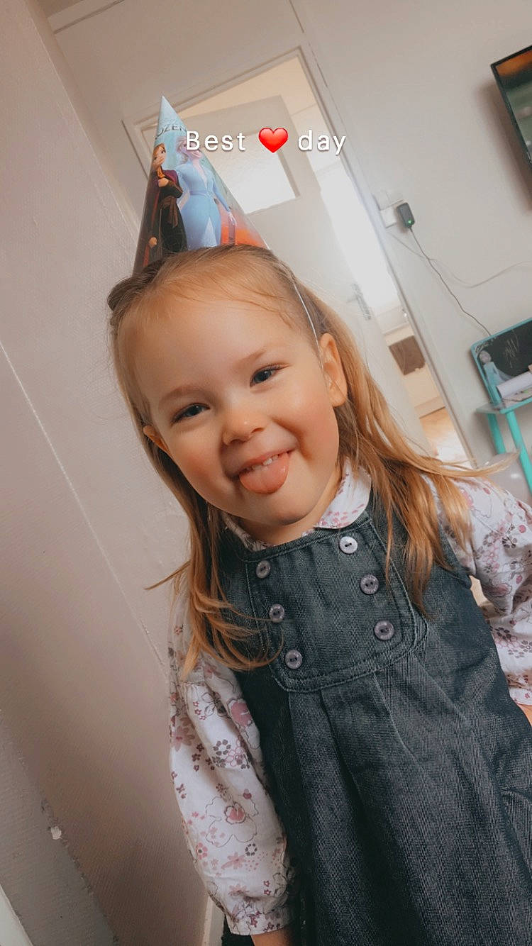 Tina a rejoint le concours — aidez-le/la à gagner de superbes lots ! blond, child, clothing, eyebrow, eyelash, fashion_accessory, fashion_design, fun, hair_coloring, happy, headpiece, jewellery, joy, lip, long_hair, pattern, person, skin, sleeve, smile