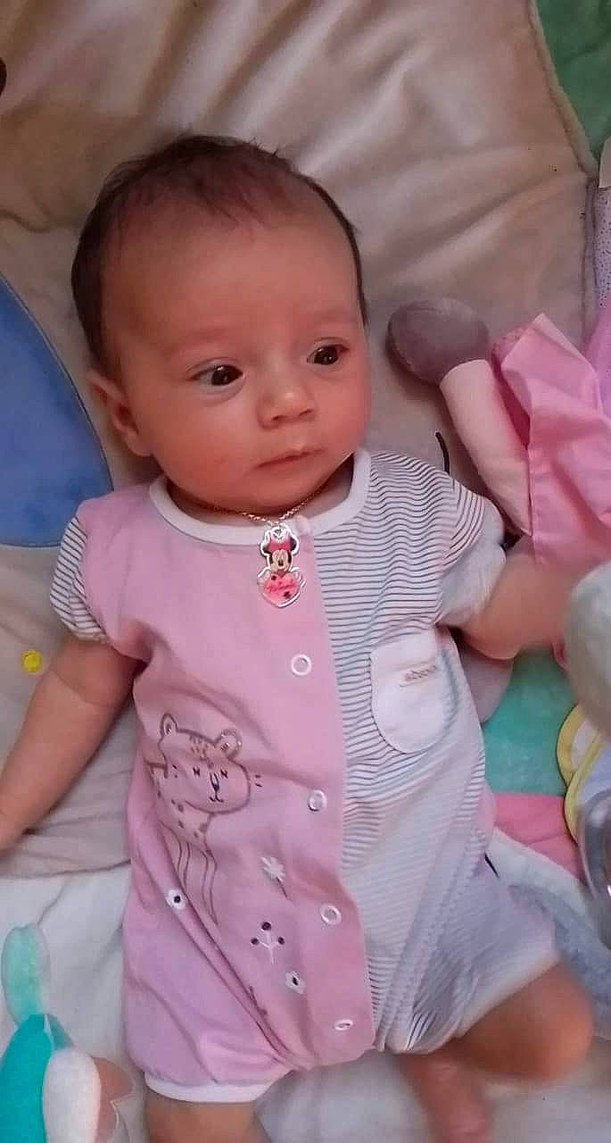 Lola participe au concours pour gagner de l'argent avec cette photo : baby, baby_products, baby_toddler_clothing, cheek, child, eye, face, head, iris, lip, person, pink, product, skin, smile, toddler