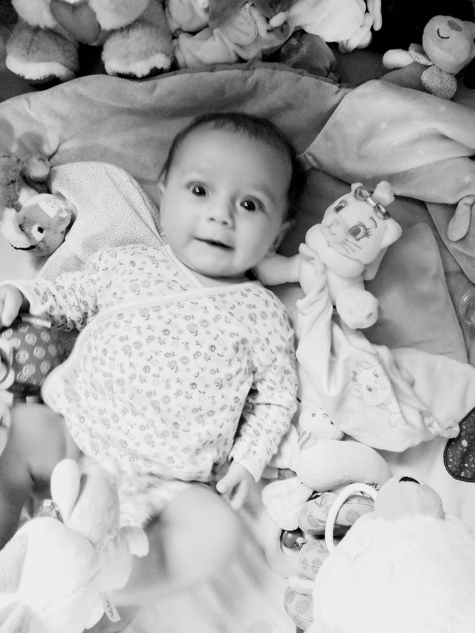 Lola participe au concours pour gagner de l'argent avec cette photo : baby, black_and_white, cheek, child, eye, family, monochrome, monochrome_photography, people, person, photograph, photography, smile, snapshot, stock_photography, stuffed_toy, style, toddler, white