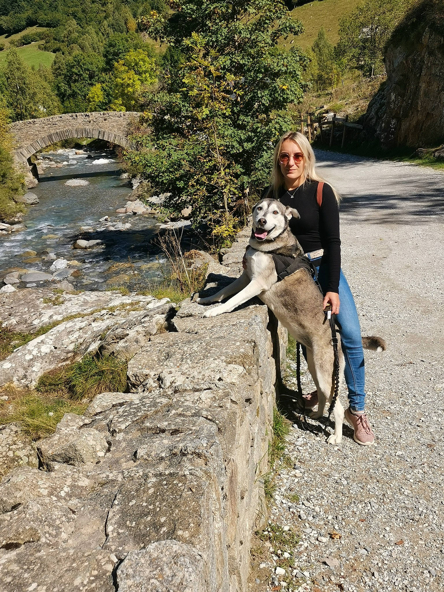 Nayelli a rejoint le concours — aidez-le/la à gagner de superbes lots ! bedrock, carnivore, fawn, forest, fun, geological_phenomenon, geology, grass, happy, landscape, leg, leisure, mountainous_landforms, people_in_nature, plant, plant_community, recreation, smile, tree, wood