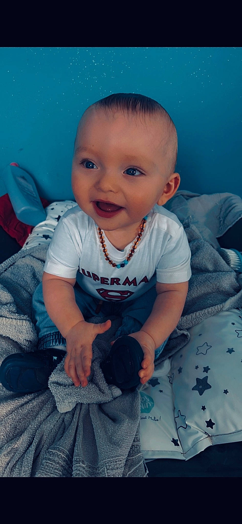 Maïlann participe au concours pour gagner de l'argent avec cette photo : arm, azure, baby, baby_toddler_clothing, cheek, comfort, cool, eye, facial_expression, finger, flash_photography, fun, hand, happy, iris, person, purple, skin, sleeve, smile