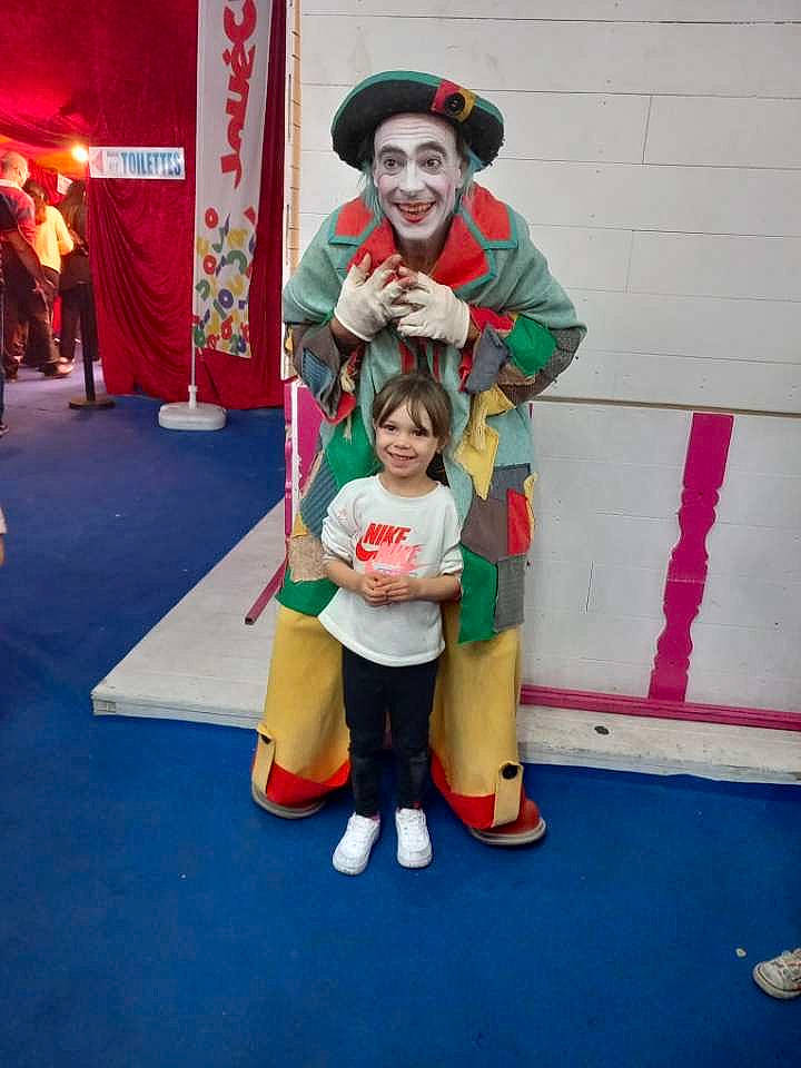 Talya participe au concours pour gagner de l'argent avec cette photo : baseball_cap, boot, cap, child, costume, event, fictional_character, flooring, fun, fur, happy, hat, headwear, joy, leisure, mascot, person, recreation, smile, sun_hat