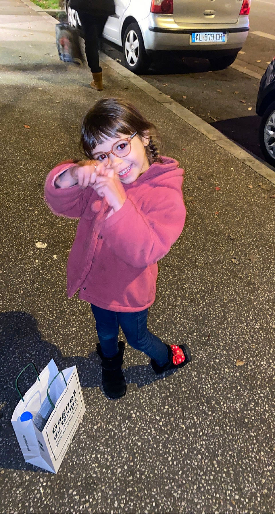 Talya participe au concours pour gagner de l'argent avec cette photo : asphalt, automotive_tire, event, eyewear, joy, leisure, motor_vehicle, pedestrian, person, personal_luxury_car, public_space, road, road_surface, shoe, sidewalk, smile, snapshot, sneakers, street, tire