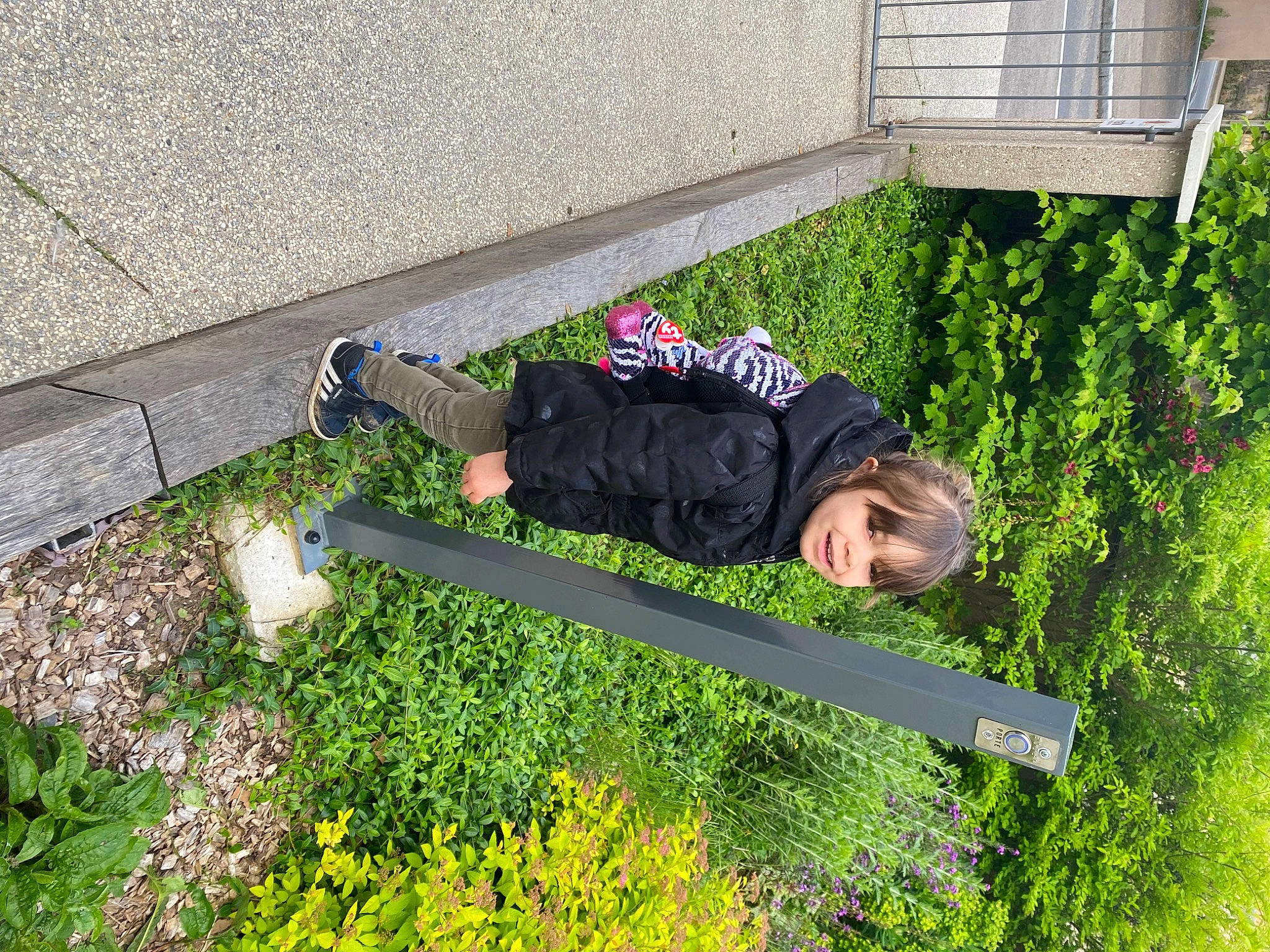 Talya a rejoint le concours — aidez-le/la à gagner de superbes lots ! asphalt, concrete, flower, fun, garden, grass, grass_family, groundcover, landscaping, lawn, leisure, people_in_nature, person, plant, road_surface, shadow, shrub, sidewalk, t_shirt, toddler