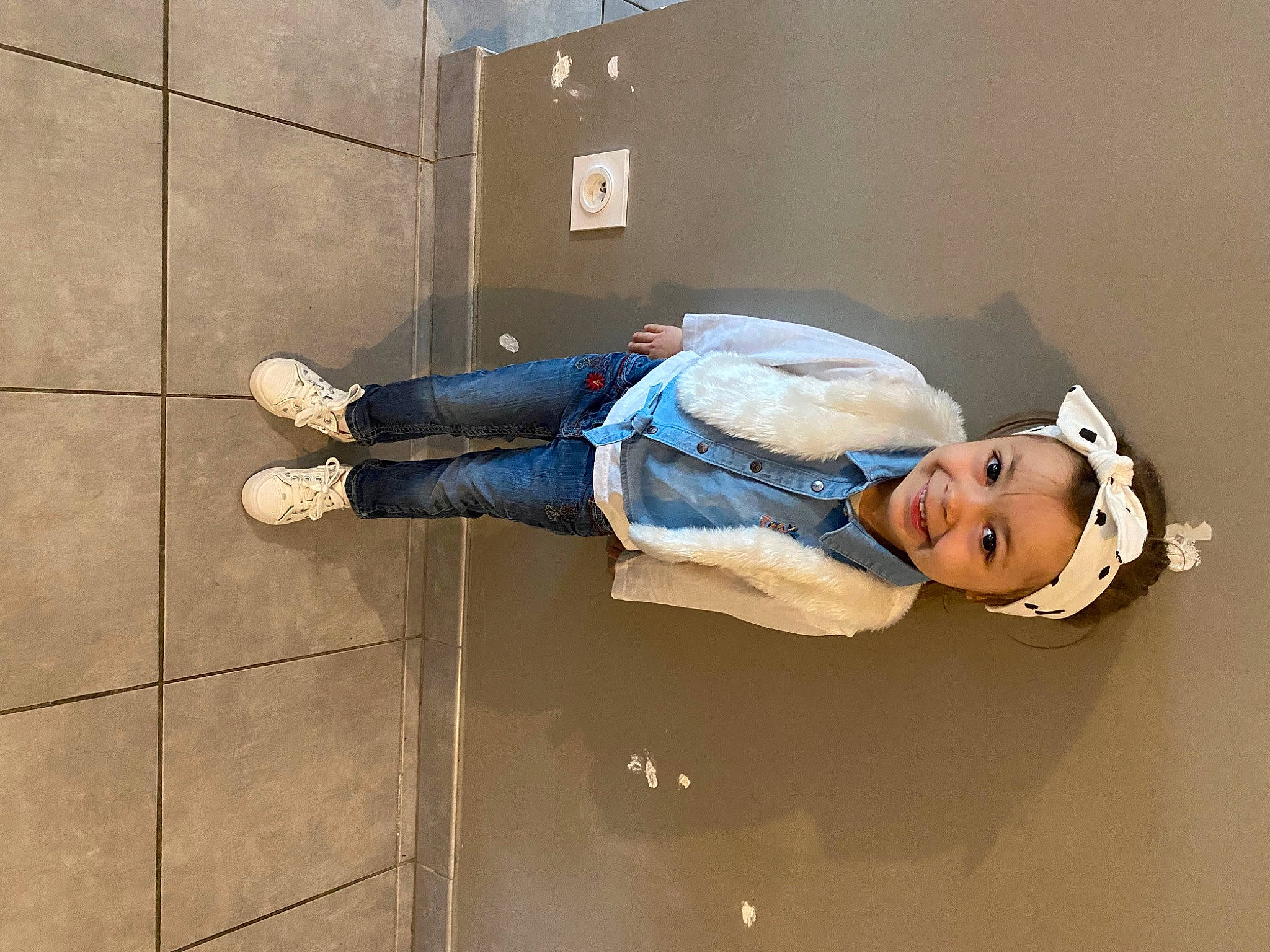 Talya participe au concours pour gagner de l'argent avec cette photo : bag, comfort, concrete, denim, elbow, electric_blue, floor, flooring, headwear, human_leg, joy, knee, leisure, person, room, sidewalk, sitting, street_fashion, t_shirt