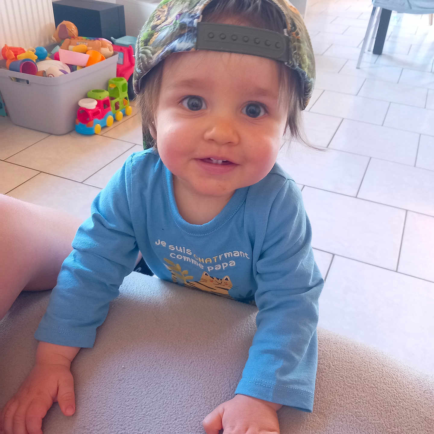 Armand participe au concours pour gagner de l'argent avec cette photo : baby, baseballcap, bodypart, box, cap, clothing, computerhardware, crawling, electronics, face, finger, hand, hat, head, pants, person, photography, portrait, sitting, speaker