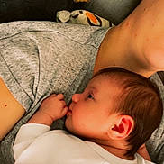 Lou participe au concours pour gagner de l'argent avec cette photo : baby, adult, face, skin, hand, ear, blanket, clothing, pillow, teddy_bear_emoji, heart_emoji, bed, rest, sleep, comfort, indoor, portrait, family, bonding, closeup