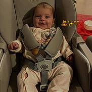 Lou a rejoint le concours — aidez-le/la à gagner de superbes lots ! baby, child, comfort, cozy, cute, expression, face, furniture, happy, high_chair, home, indoor, infant, pajamas, person, plant, seat_belt, sitting, smiling, toy