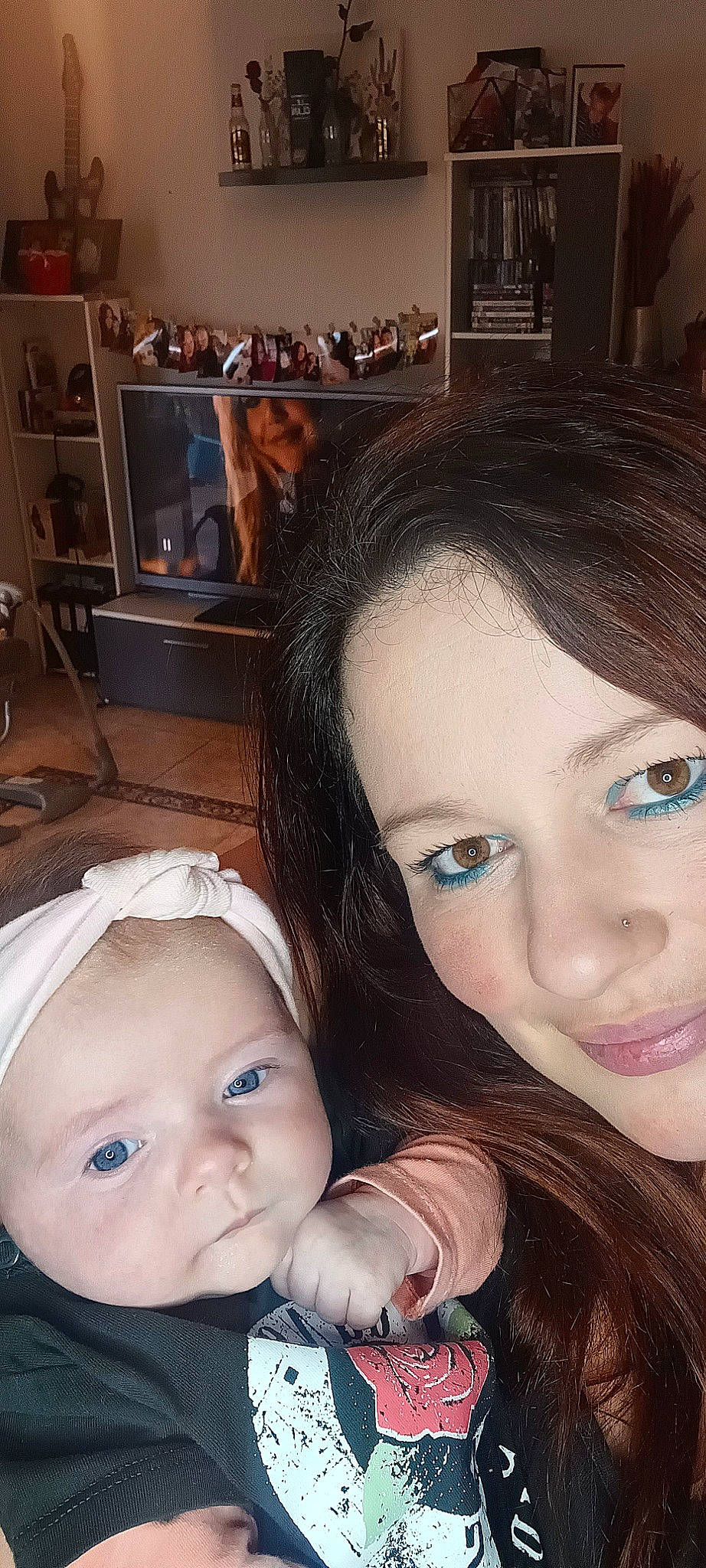 Aurore participe au concours pour gagner de l'argent avec cette photo : cheek, chin, cool, ear, eyebrow, eyelash, flash_photography, forehead, fun, gesture, happy, iris, lip, mouth, nose, person, picture_frame, shelf, skin, smile