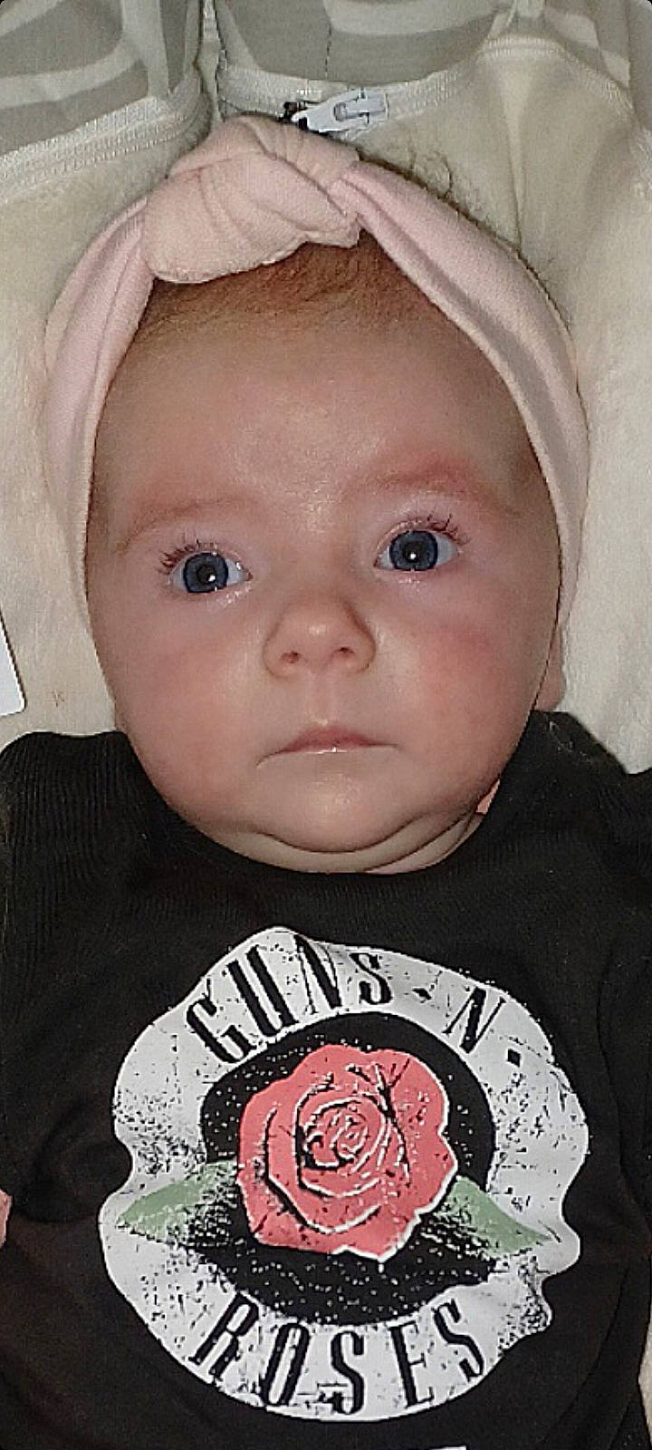 Aurore a rejoint le concours — aidez-le/la à gagner de superbes lots ! baby, baby_toddler_clothing, beauty, cheek, chin, eyebrow, eyelash, forehead, human, iris, lip, mouth, nose, organ, person, pink, rose, skin, sleeve, smile