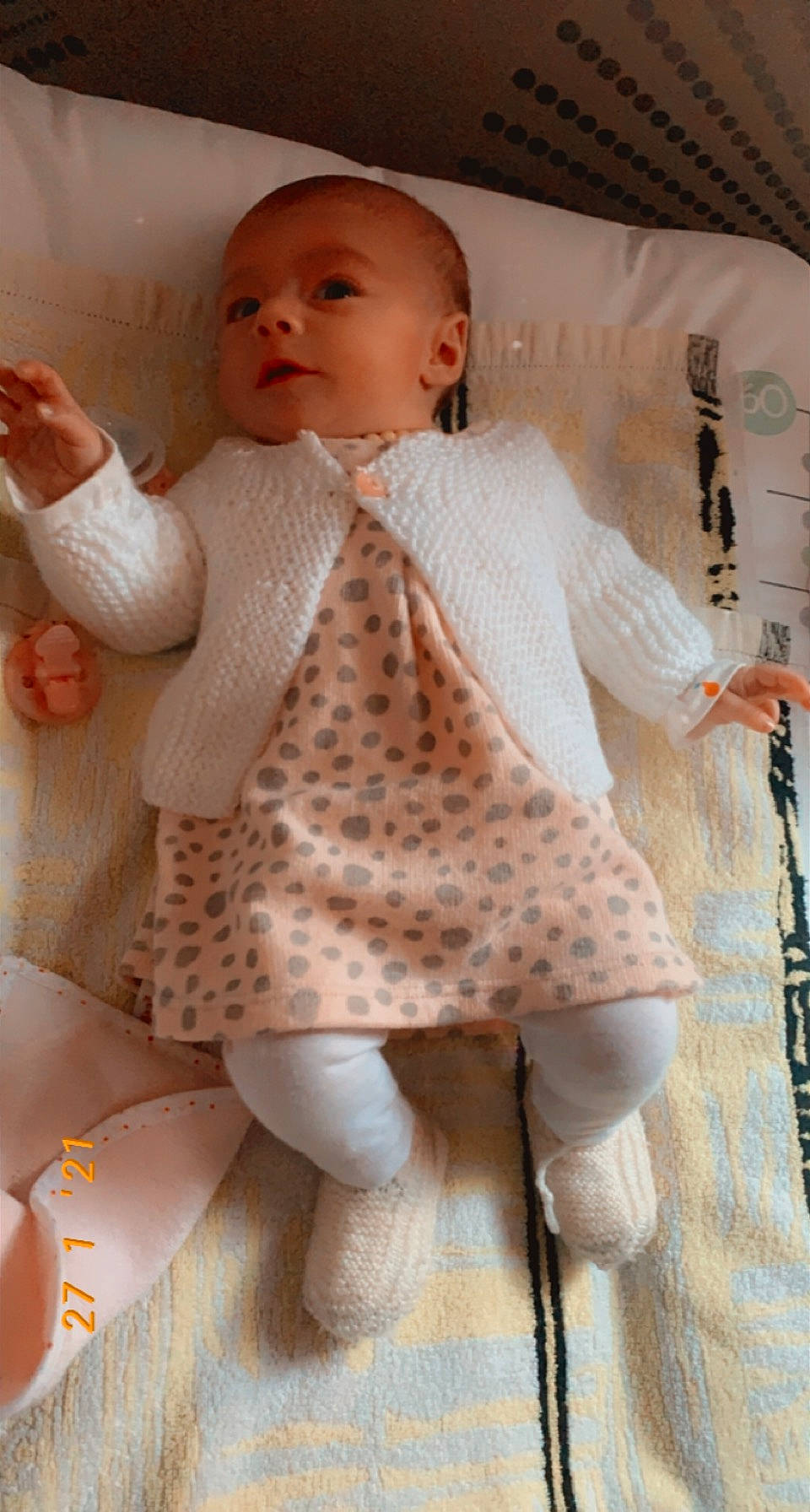 Lola a rejoint le concours — aidez-le/la à gagner de superbes lots ! baby, baby_toddler_clothing, beauty, child, comfort, fashion_design, hand, linens, pattern, person, sitting, skin, sleeve, sock, textile, thigh, toddler, toy, white, wool