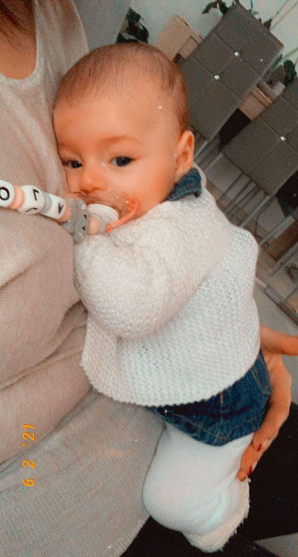 Lola a rejoint le concours — aidez-le/la à gagner de superbes lots ! baby_toddler_clothing, cheek, chin, drinkware, ear, eye, eyebrow, eyelash, face, hair, head, iris, joint, lip, mouth, neck, nose, person, skin, sleeve