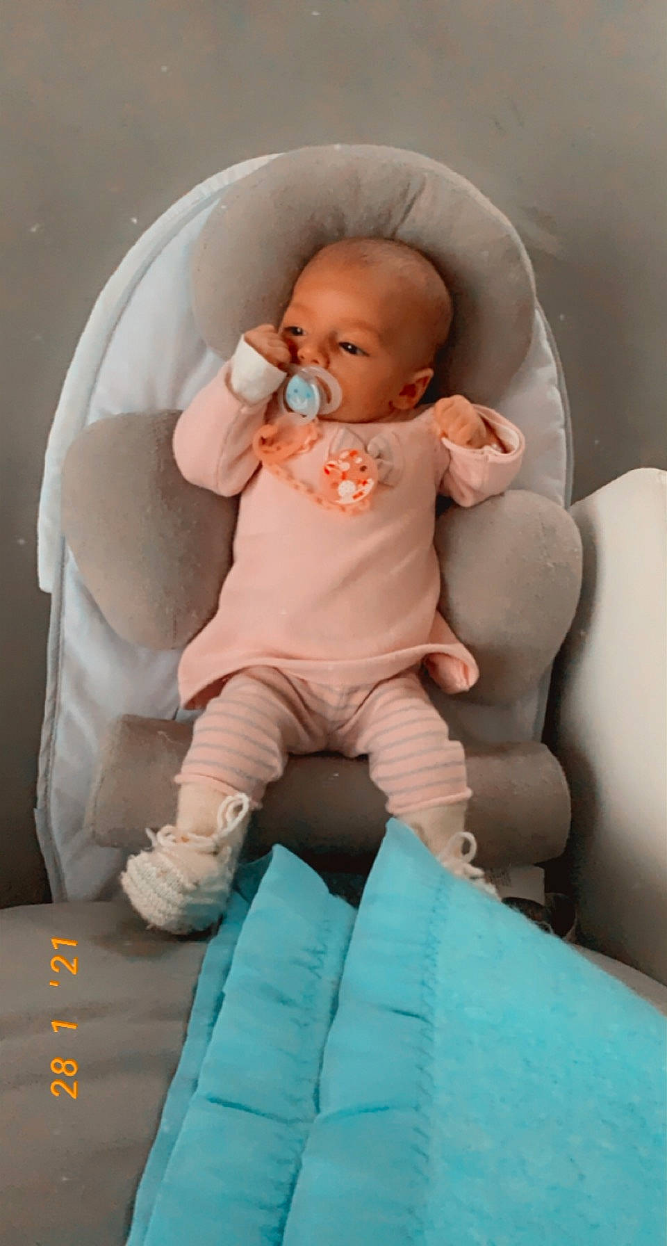 Lola a rejoint le concours — aidez-le/la à gagner de superbes lots ! arm, baby, baby_products, baby_toddler_clothing, child, comfort, face, fun, head, linens, mouth, nail, person, pink, sitting, skin, sleeve, textile, thumb, toddler