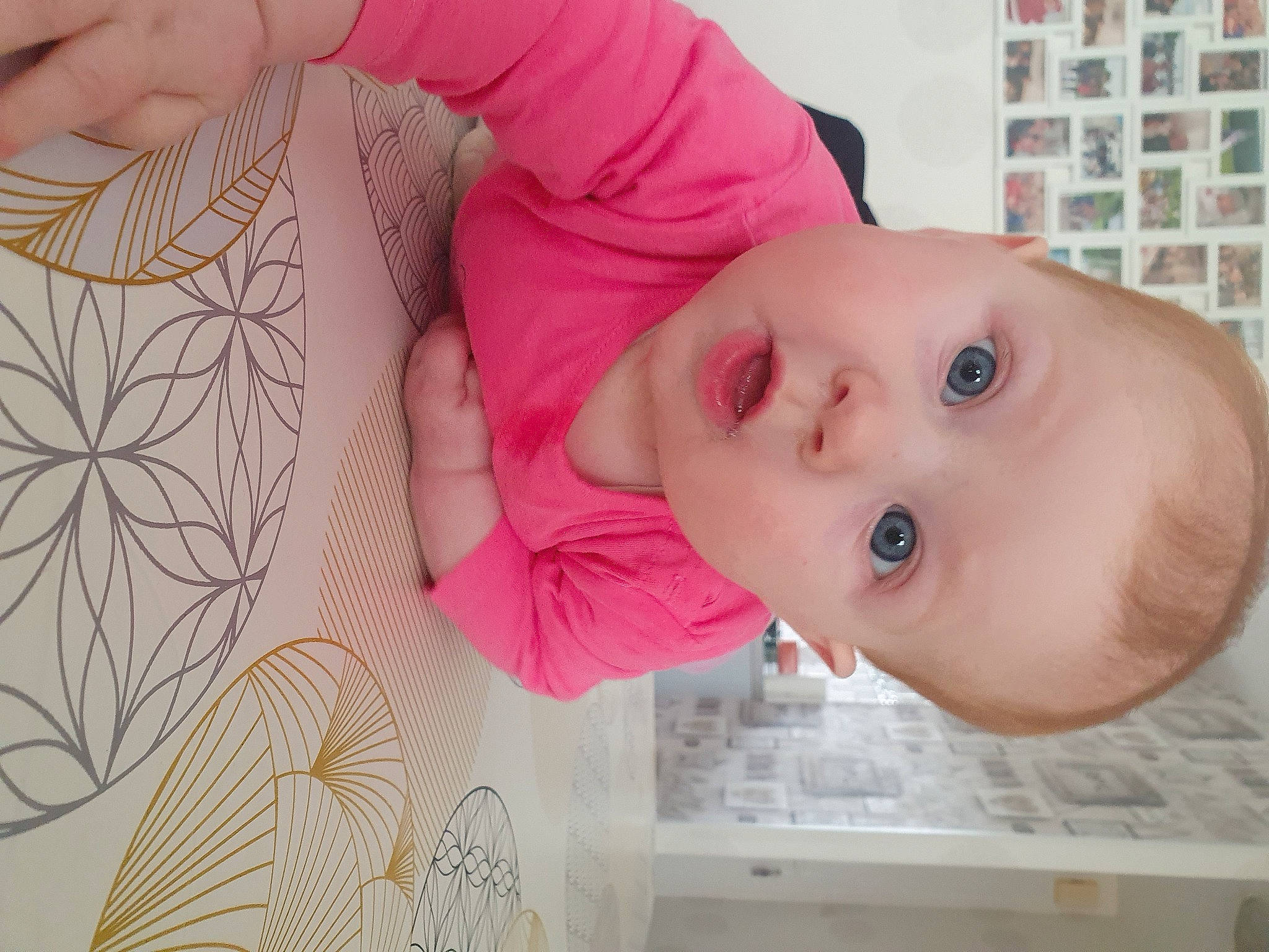 éléanore participe au concours pour gagner de l'argent avec cette photo : baby, baby_products, baby_toddler_clothing, cheek, child, eyebrow, eyelash, iris, lip, mammal, mouth, nose, pattern, person, pink, skin, sleeve, smile, surprise, textile