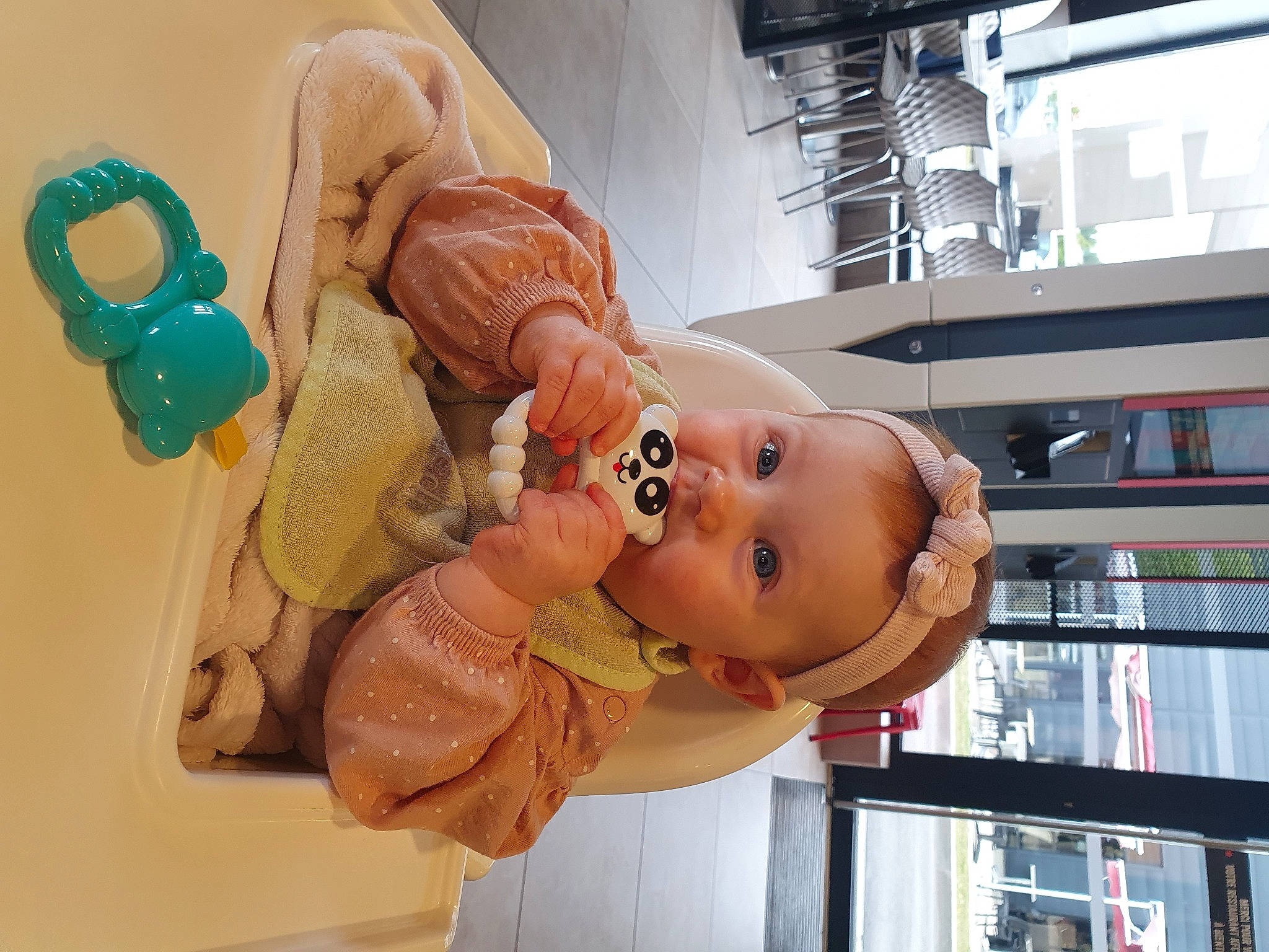 éléanore a rejoint le concours — aidez-le/la à gagner de superbes lots ! animation, art, baby, baby_products, building, child, peach, person, room, sculpture, smile, statue, toddler, toy, visual_arts, wood