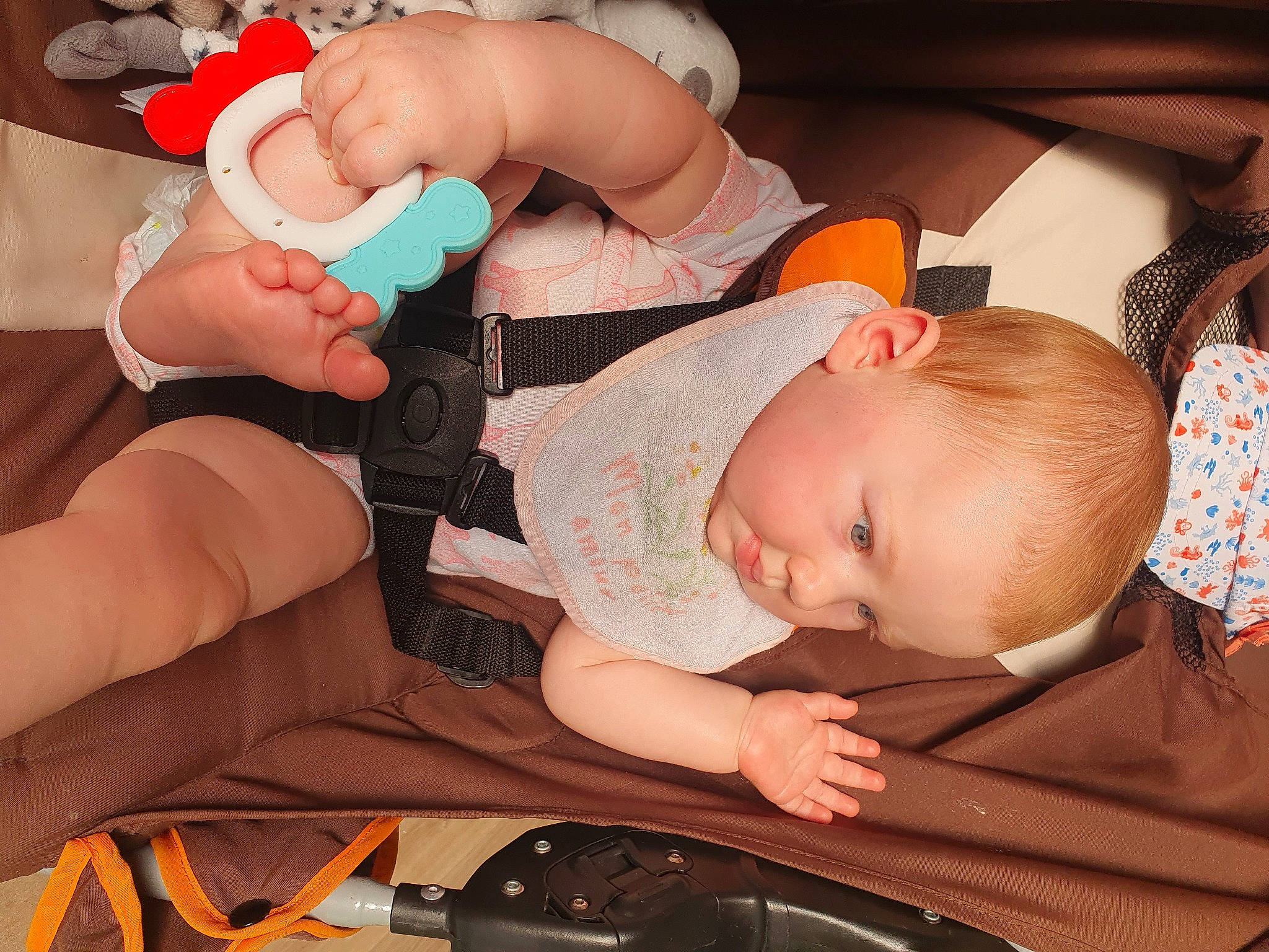 éléanore a rejoint le concours — aidez-le/la à gagner de superbes lots ! baby, baby_products, baby_toddler_clothing, cheek, child, comfort, finger, gesture, hand, mouth, muscle, nail, organ, pattern, person, service, sitting, skin, thumb, toddler