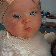 Maëlya participe au concours pour gagner de l'argent avec cette photo : apparel, baby, blue_eyes, bow, child, closeup, cute, expression, face, fashion, headband, headwear, indoor, infant, knitted, person, portrait, skin, sweater, young