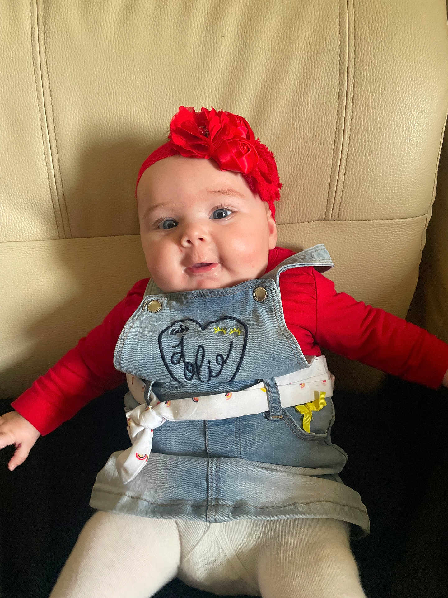 Maëlya participe au concours pour gagner de l'argent avec cette photo : baby, child, headband, red, flower, denim, overall, heart, clothing, sitting, chair, leather, beige, cute, face, expression, portrait, indoor, white_tights, person
