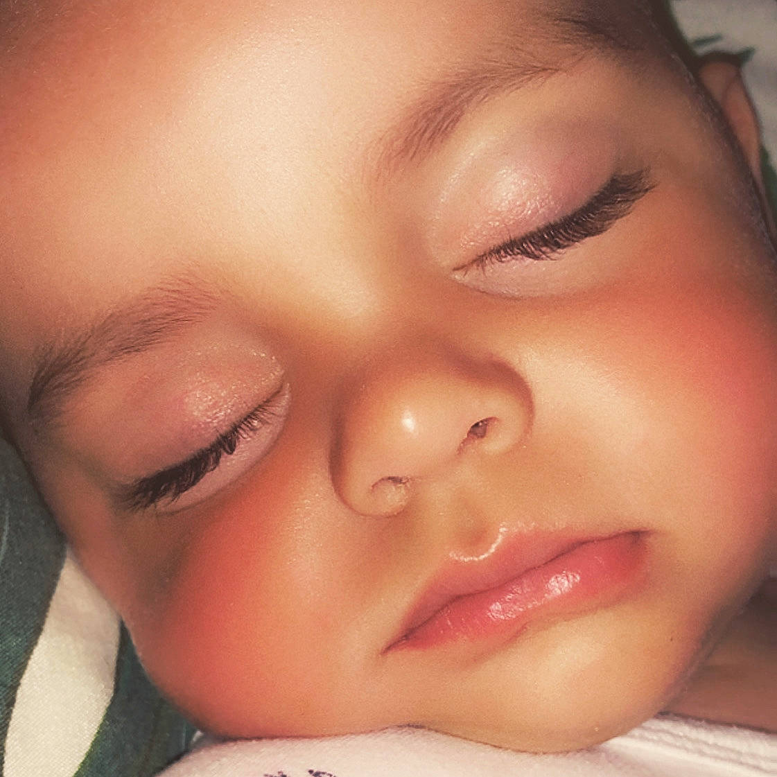 Djaïly participe au concours pour gagner de l'argent avec cette photo : beauty, cheek, child, chin, close_up, eye, eyebrow, eyelash, face, forehead, hand, head, jaw, lip, material_property, mouth, nail, nose, person, photography