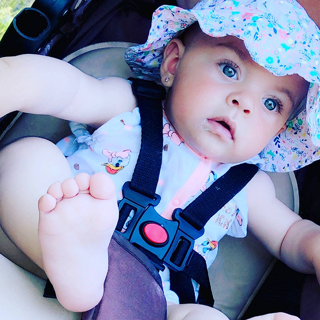 Djaïly a rejoint le concours — aidez-le/la à gagner de superbes lots ! baby, baby_carriage, baby_in_car_seat, baby_products, car_seat, cheek, child, cool, eye, finger, hand, headgear, headwear, leg, lip, mouth, nose, person, pink, product