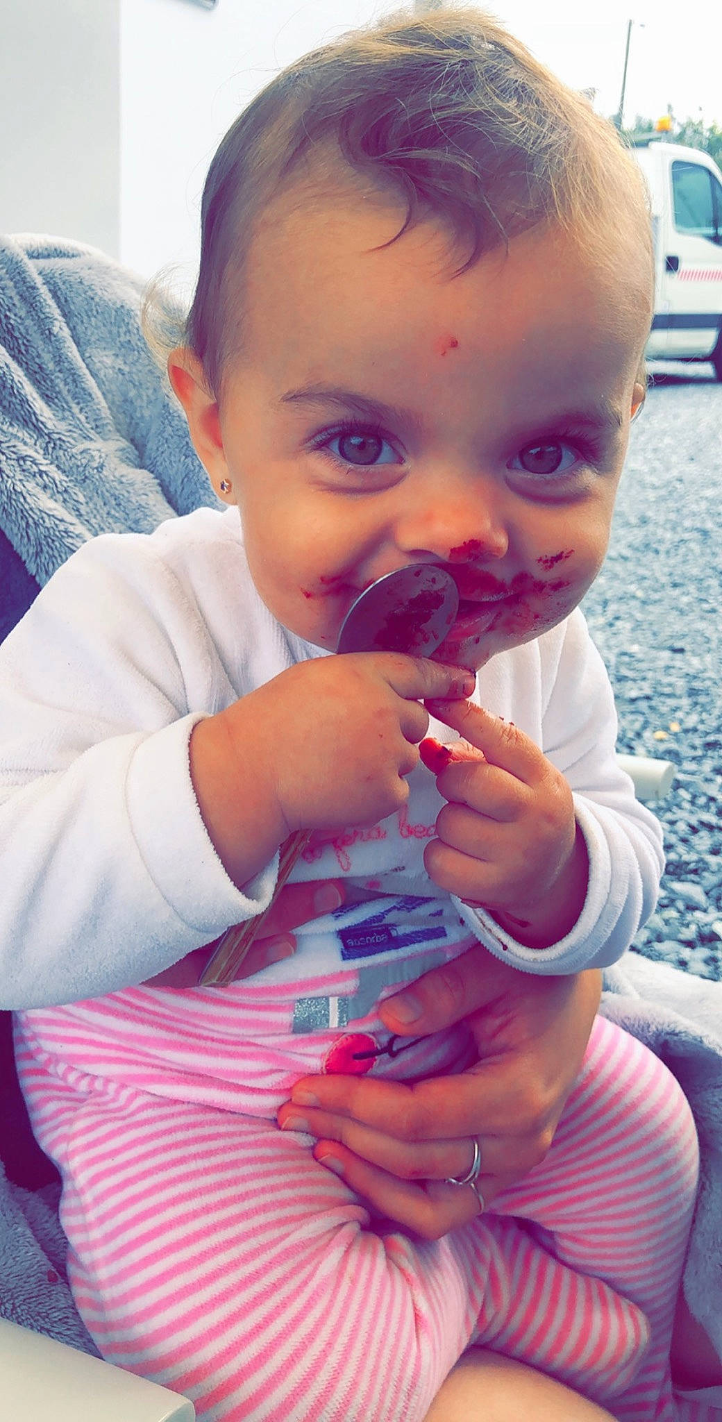 Djaïly participe au concours pour gagner de l'argent avec cette photo : baby, child, finger, food, lip, mouth, nose, person, thumb, toddler