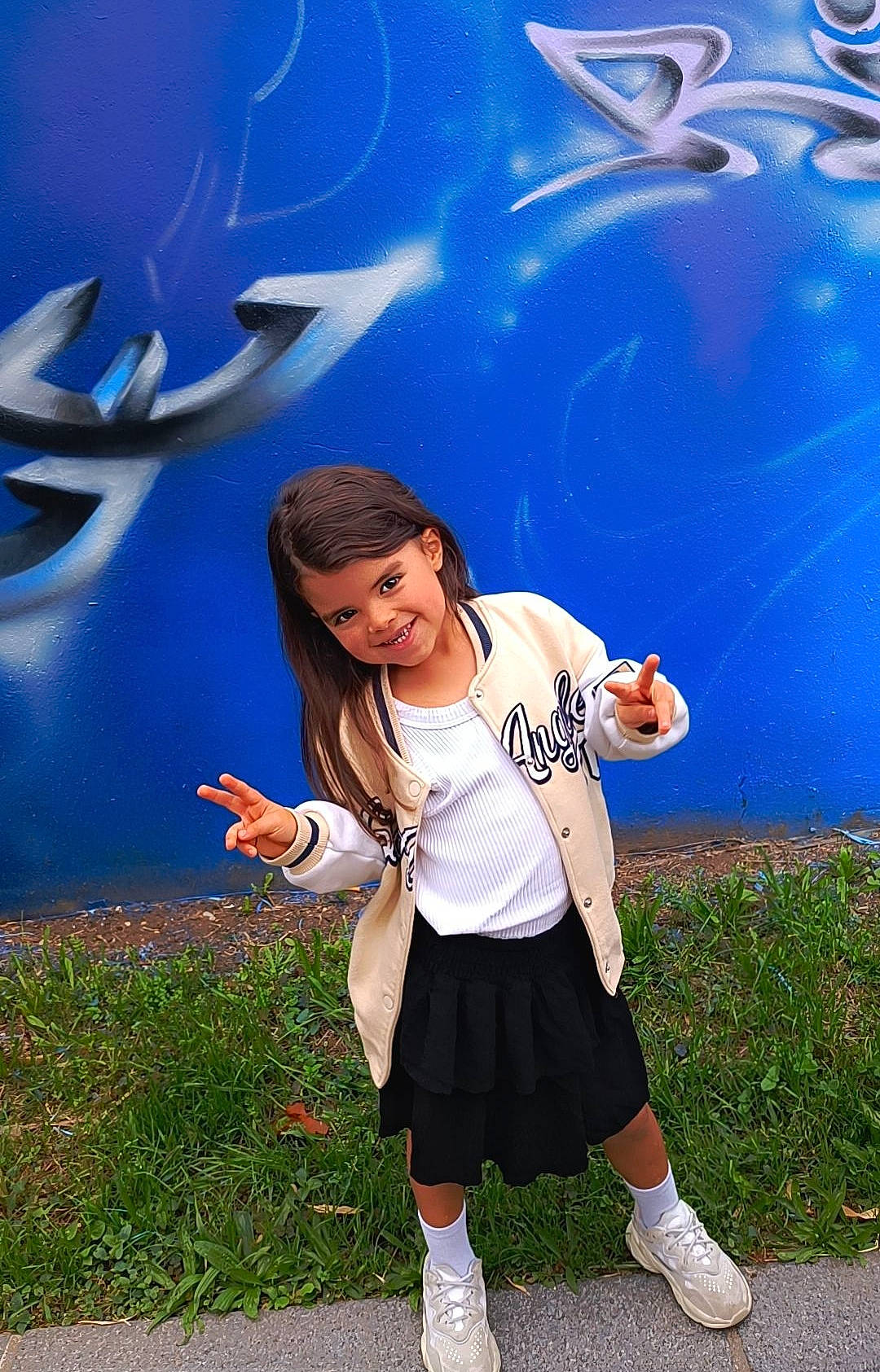 Jennah a rejoint le concours — aidez-le/la à gagner de superbes lots ! art, azure, beauty, blue, design, electric_blue, flash_photography, fun, grass, happy, human_leg, joy, knee, leisure, nature, person, plant, school_uniform, sky, snapshot