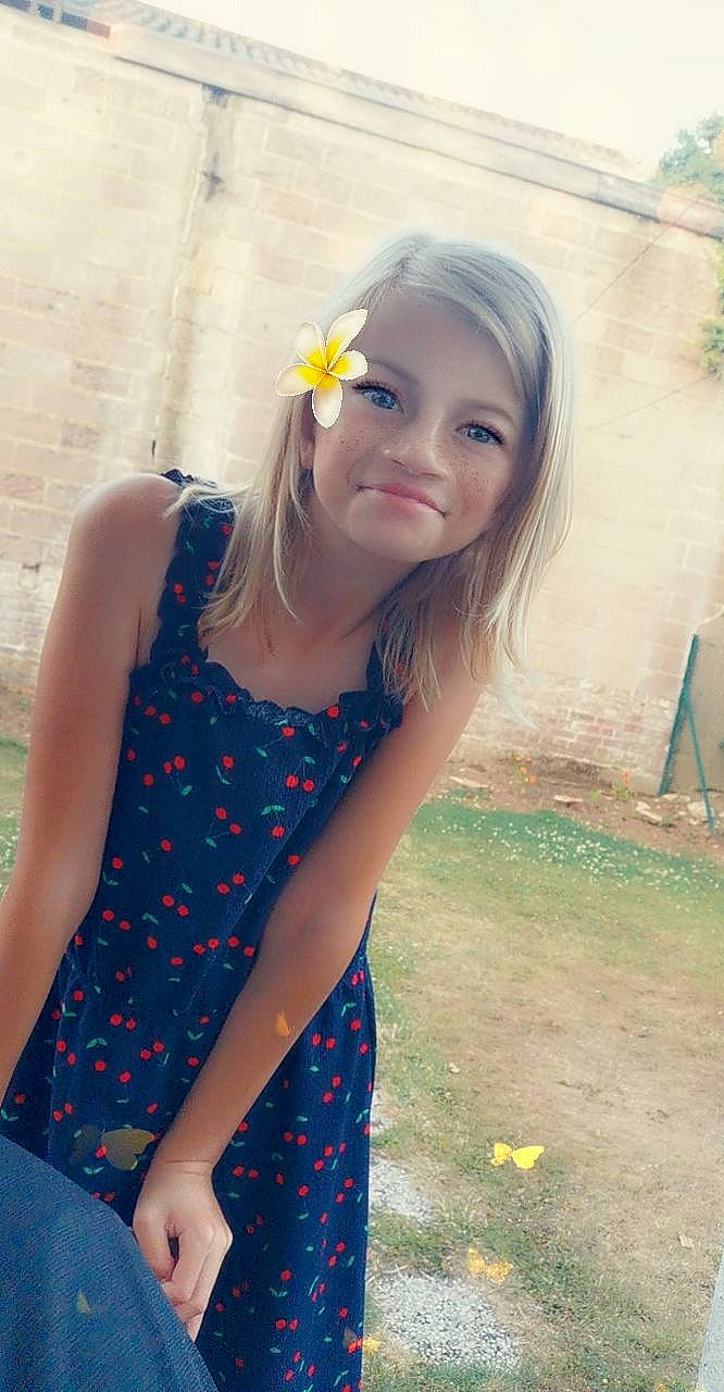 Inaya participe au concours pour gagner de l'argent avec cette photo : beauty, blond, brown_hair, child, design, dress, eye, grass, hair, joy, lip, long_hair, nose, pattern, person, photography, plant, skin, smile, summer