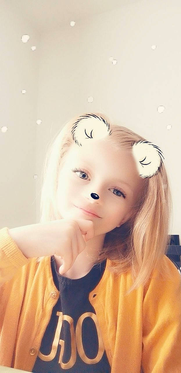 Inaya participe au concours pour gagner de l'argent avec cette photo : beauty, blond, child, ear, eyelash, face, forehead, hair, hairstyle, head, headwear, long_hair, neck, person, skin