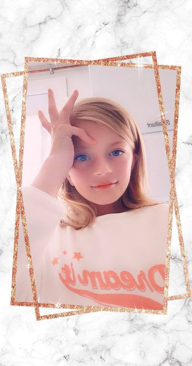 Inaya a rejoint le concours — aidez-le/la à gagner de superbes lots ! art, child, paper, person, picture_frame, text