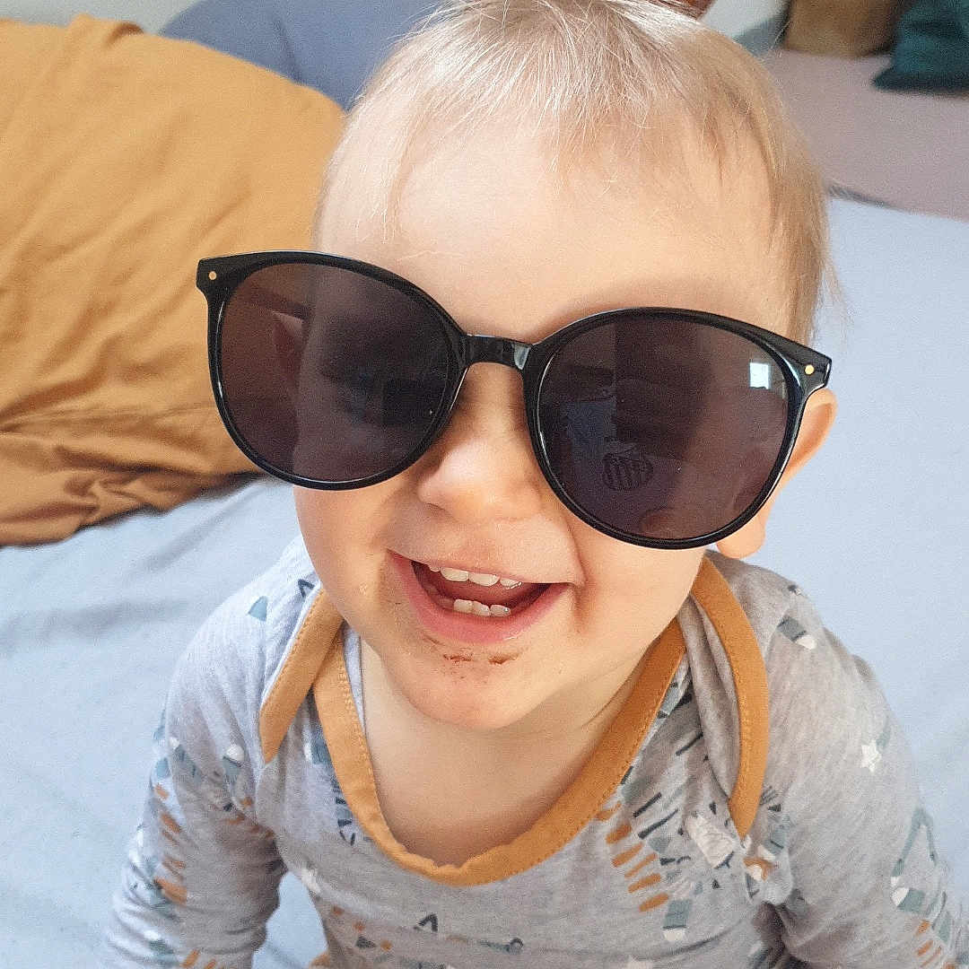 Luçjan participe au concours pour gagner de l'argent avec cette photo : accessories, baby, bag, blonde, bodypart, clothing, face, glasses, goggles, hair, handbag, happy, head, mouth, person, photography, portrait, smile, sunglasses, t_shirt