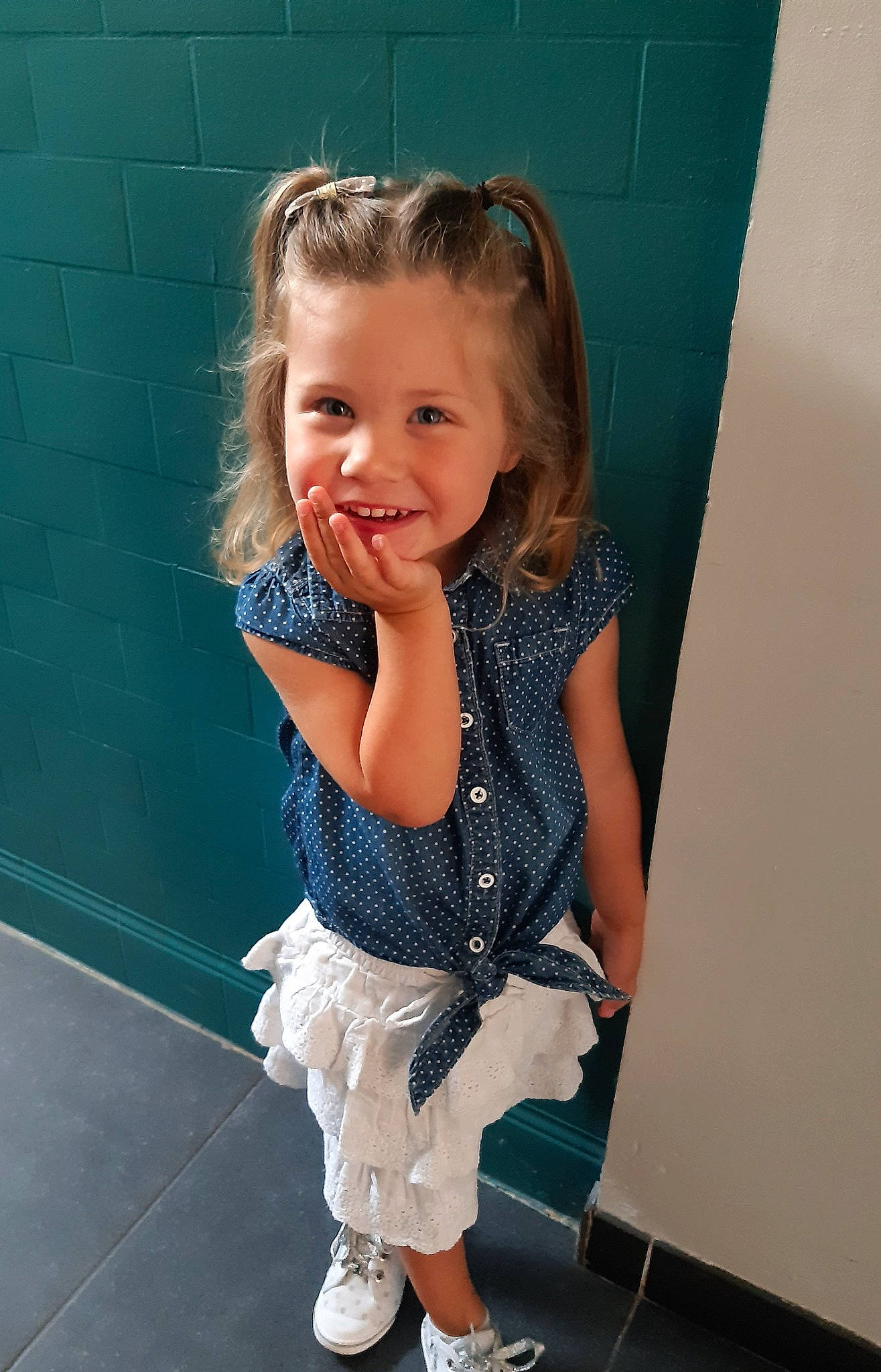 Margot participe au concours pour gagner de l'argent avec cette photo : baby_toddler_clothing, blond, child, electric_blue, flooring, fun, hair, happy, human_leg, iris, joint, joy, knee, pattern, person, sandal, sitting, sleeve, smile, sock