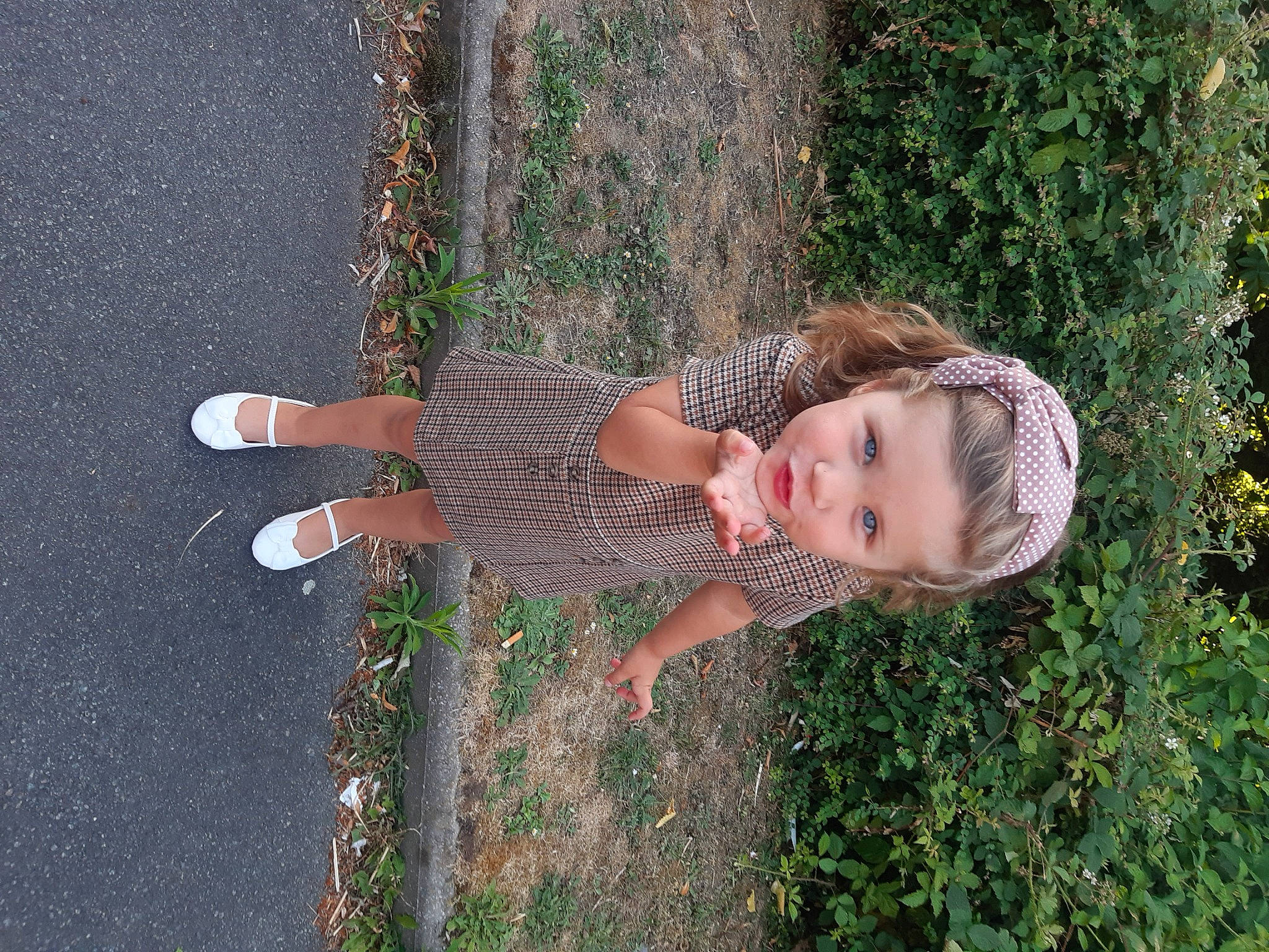 Margot a rejoint le concours — aidez-le/la à gagner de superbes lots ! child, fun, grass, grassland, happy, human_leg, people_in_nature, person, plant, shadow, shrub, smile, soil, thigh, thumb, toddler, tree, wood