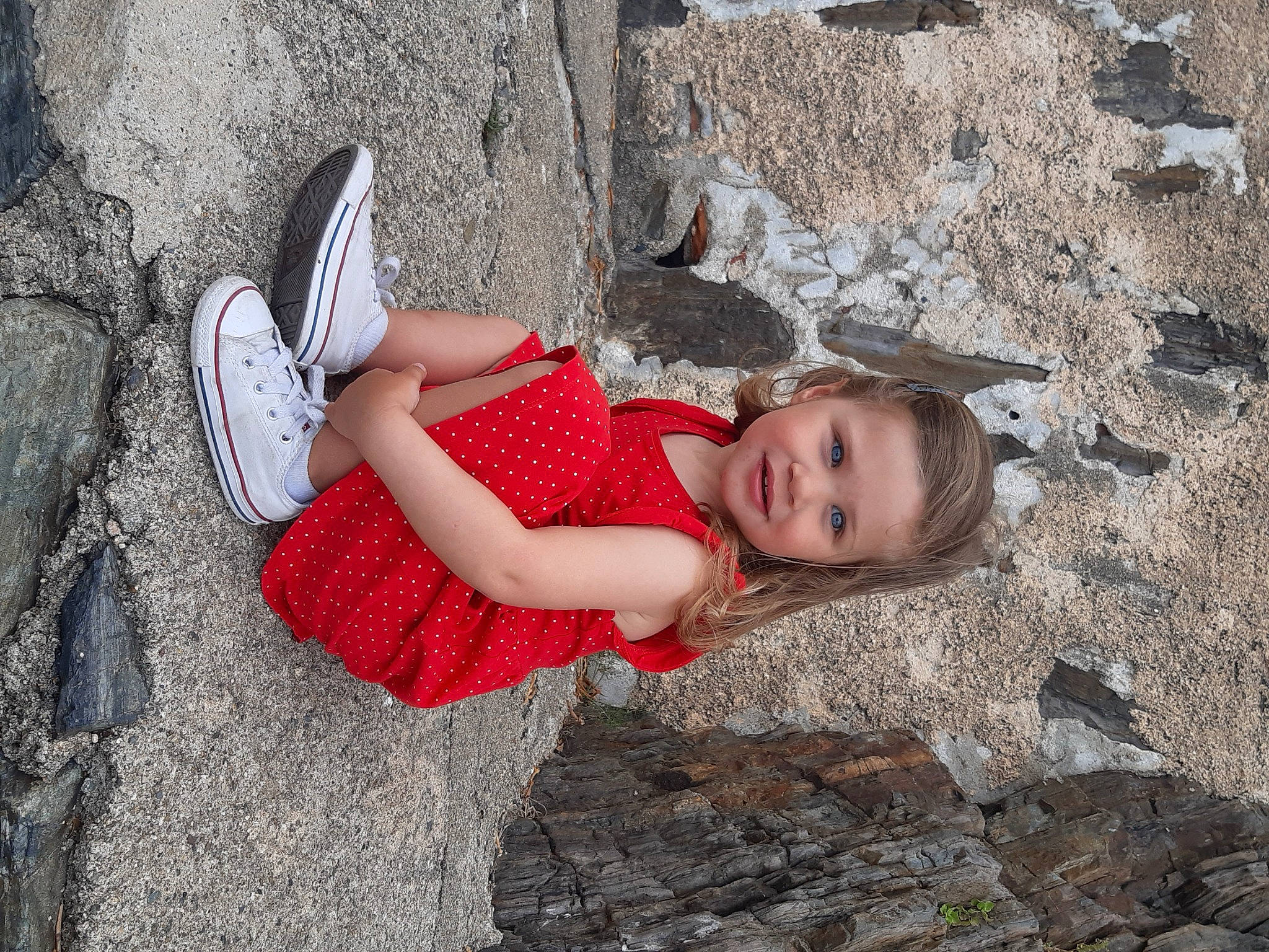 Margot participe au concours pour gagner de l'argent avec cette photo : beauty, bedrock, carmine, child, fun, geology, grass, happy, human_leg, joy, landscape, leisure, people_in_nature, person, recreation, rock, sitting, soil, thigh, tree