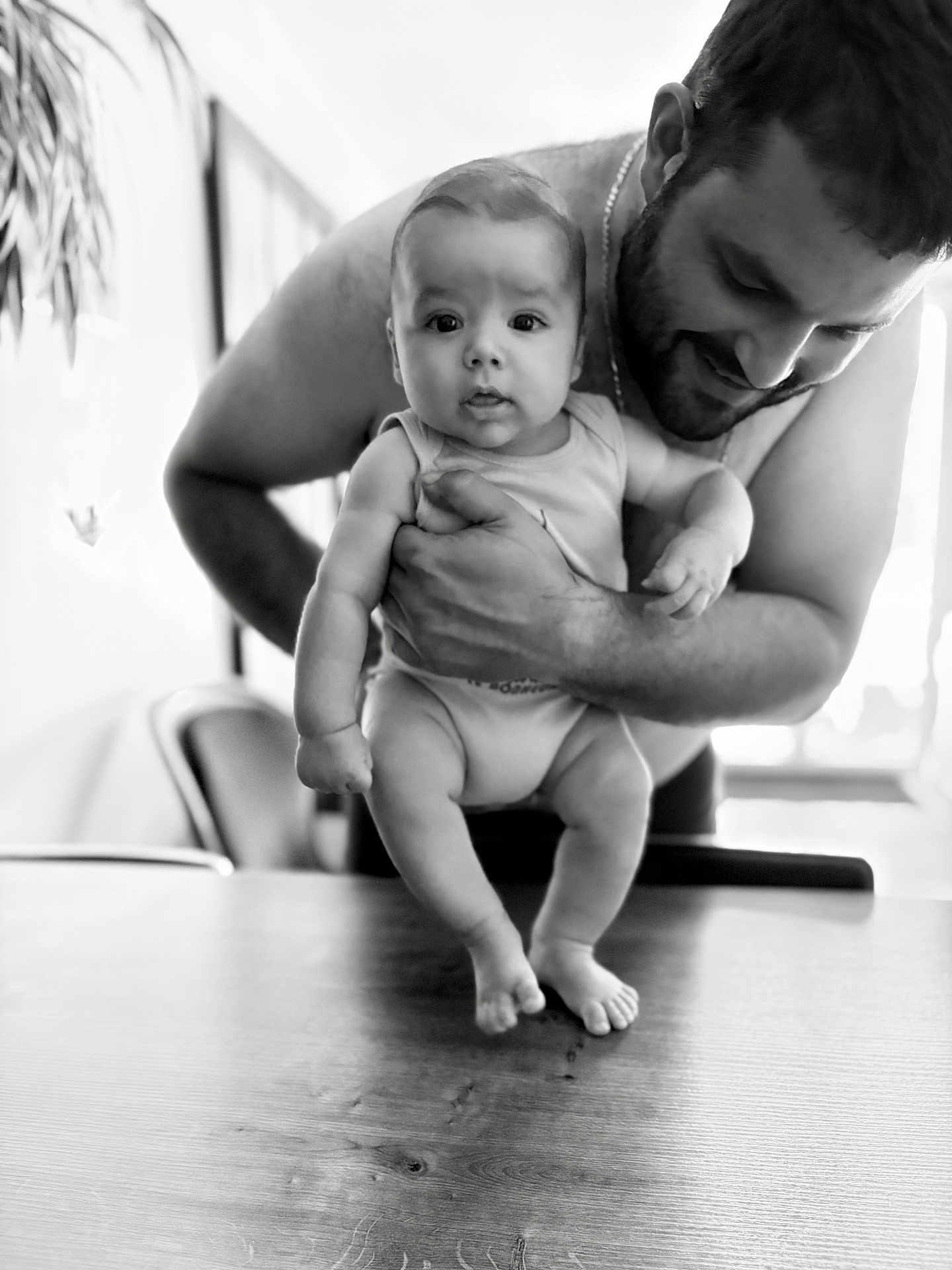 Rafaël a rejoint le concours — aidez-le/la à gagner de superbes lots ! arm, baby, black_and_white, child, closeup, curious, expression, face, furniture, hand, happy, holding, indoor, love, man, person, portrait, skin, smiling, table