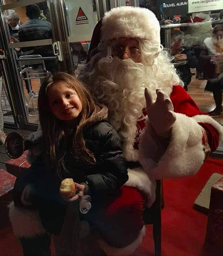 Ambre participe au concours pour gagner de l'argent avec cette photo : beard, child, christmas, christmas_eve, event, facial_hair, fictional_character, fun, fur, fur_clothing, happy, hat, holiday, joy, lap, person, santa_claus, sitting, smile, standing