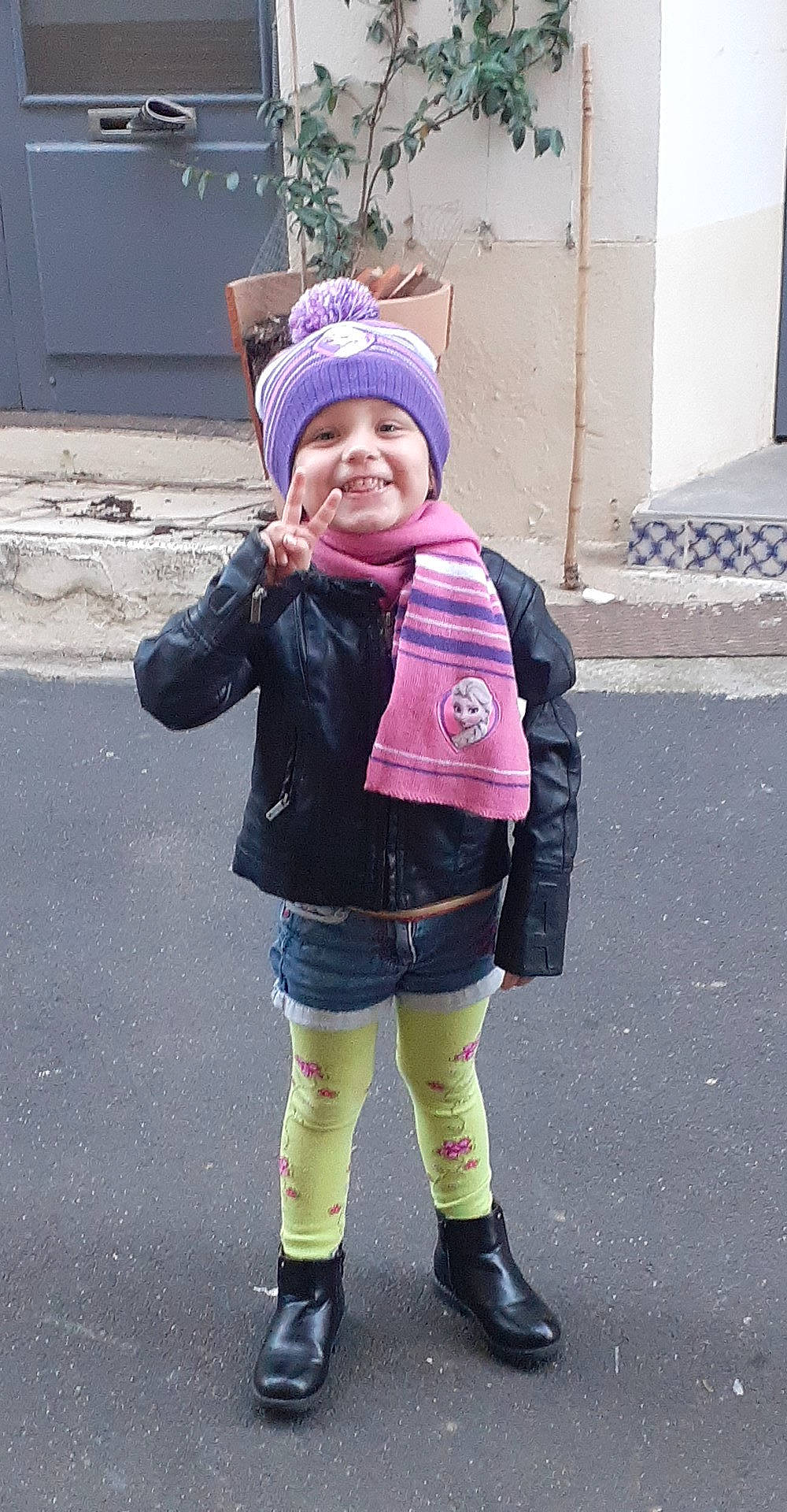 Ambre participe au concours pour gagner de l'argent avec cette photo : boot, cap, cool, face, fun, glove, headwear, human_body, human_leg, jacket, joy, knee, leg, magenta, person, personal_protective_equipment, pink, purple, recreation, sleeve