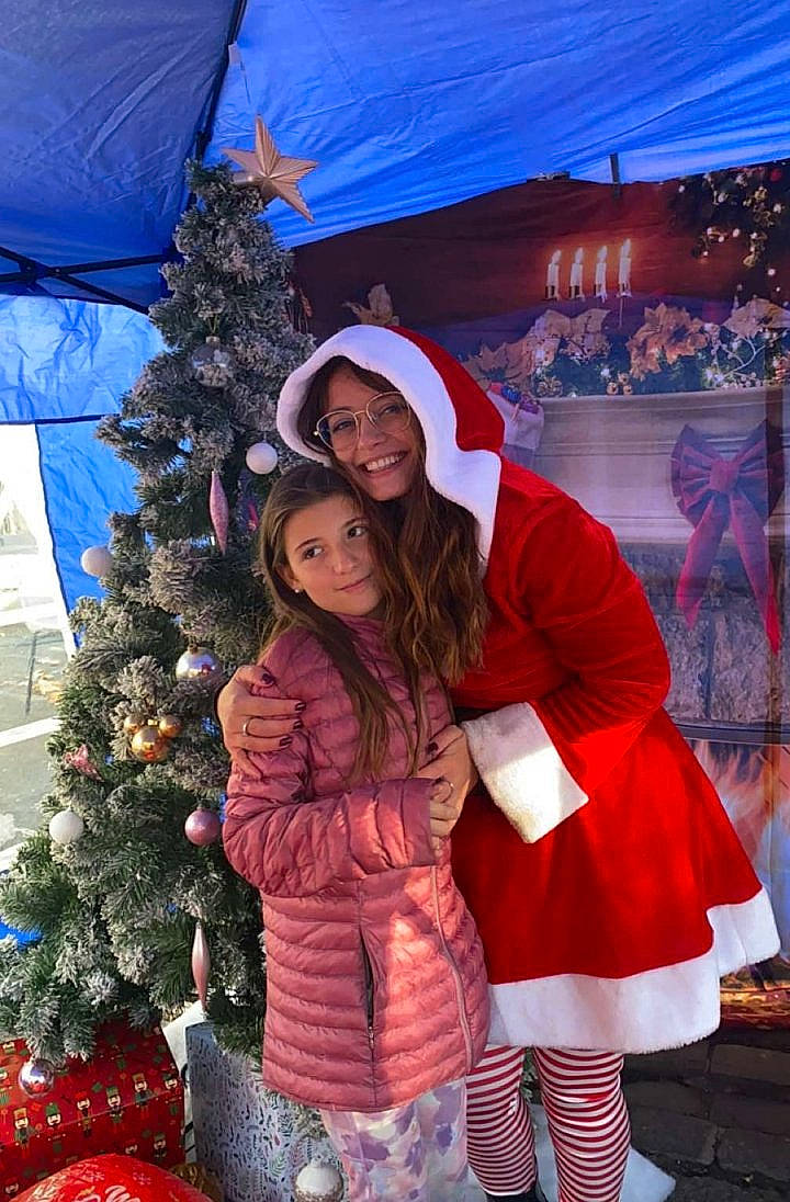 Louann a rejoint le concours — aidez-le/la à gagner de superbes lots ! blue, christmas, christmas_decoration, christmas_eve, christmas_ornament, christmas_tree, event, fun, happy, hat, holiday, human_body, joy, ornament, people, person, plant, santa_claus, smile, standing