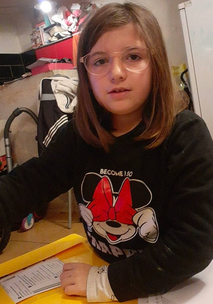 Louann participe au concours pour gagner de l'argent avec cette photo : automotive_design, carmine, chair, child, design, desk, door, engineering, eyewear, fun, hairstyle, job, person, personal_protective_equipment, room, sitting, sleeve, t_shirt, table, visual_arts