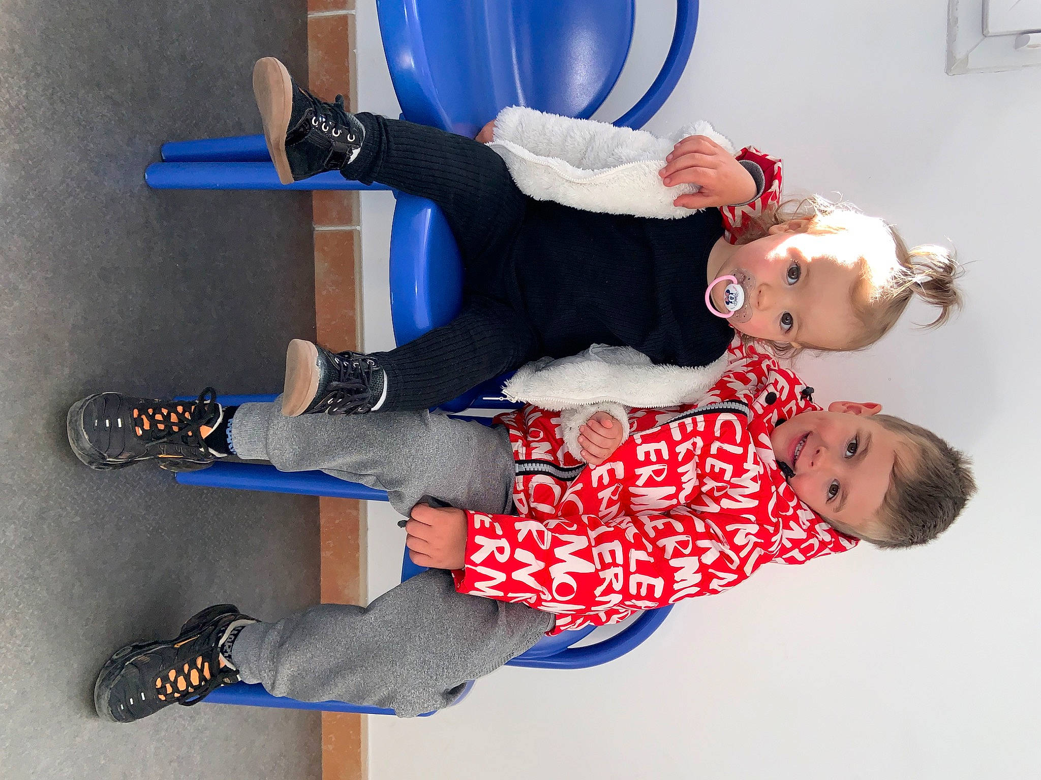 Lorena a rejoint le concours — aidez-le/la à gagner de superbes lots ! blue, child, clothing, electric_blue, event, footwear, fun, happy, human_leg, joint, joy, knee, leg, person, picture_frame, recreation, shoe, sneakers, sportswear, thigh