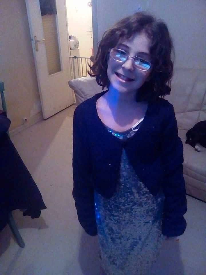 Solene participe au concours pour gagner de l'argent avec cette photo : black_hair, blue, clothing, dress, fashion_accessory, fun, girl, glasses, hair, hairstyle, human_hair_color, joy, lady, outerwear, person, shoulder, smile, snapshot, standing, textile