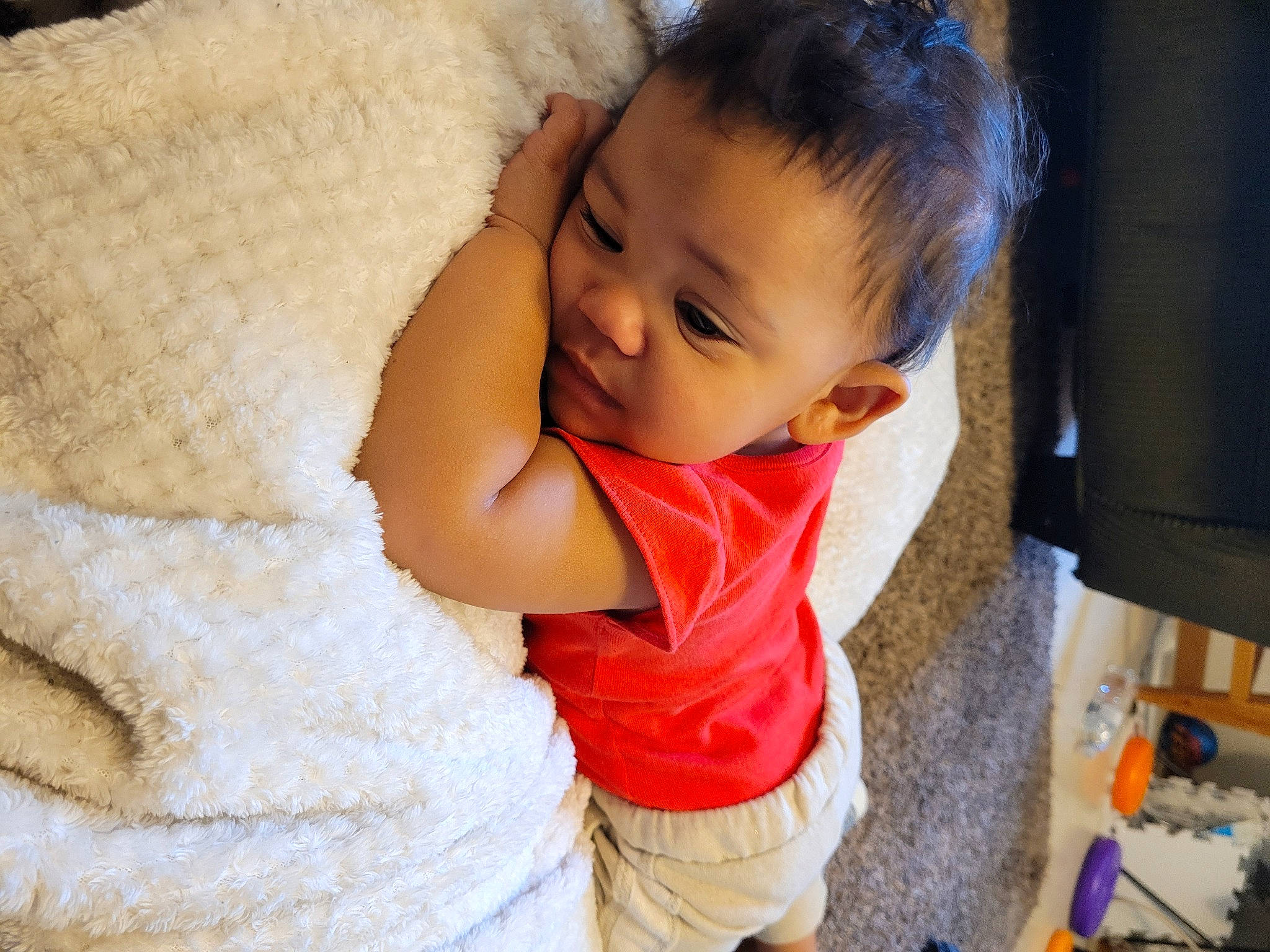 Mazikeen is registered to the contest to win money with this photo: abdomen, baby, baby_toddler_clothing, child, comfort, couch, facial_expression, flash_photography, flooring, fun, hand, happy, linens, mammal, nose, person, room, sitting, skin, smile