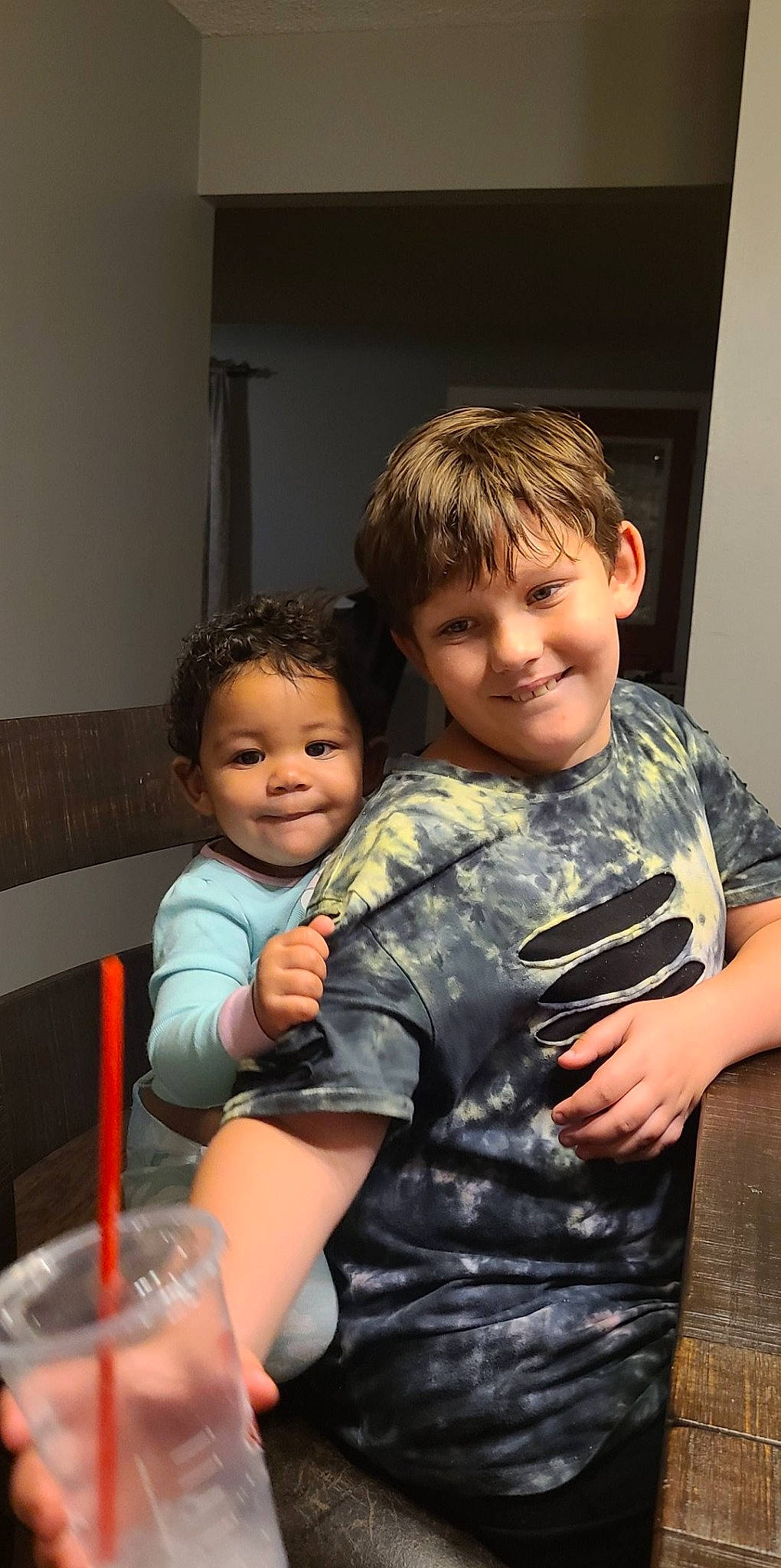 Jacques is registered to the contest to win money with this photo: arm, belt, child, event, flash_photography, formal_wear, fun, gesture, happy, joy, people, person, room, sitting, sleeve, smile, t_shirt, tableware, thumb, toddler