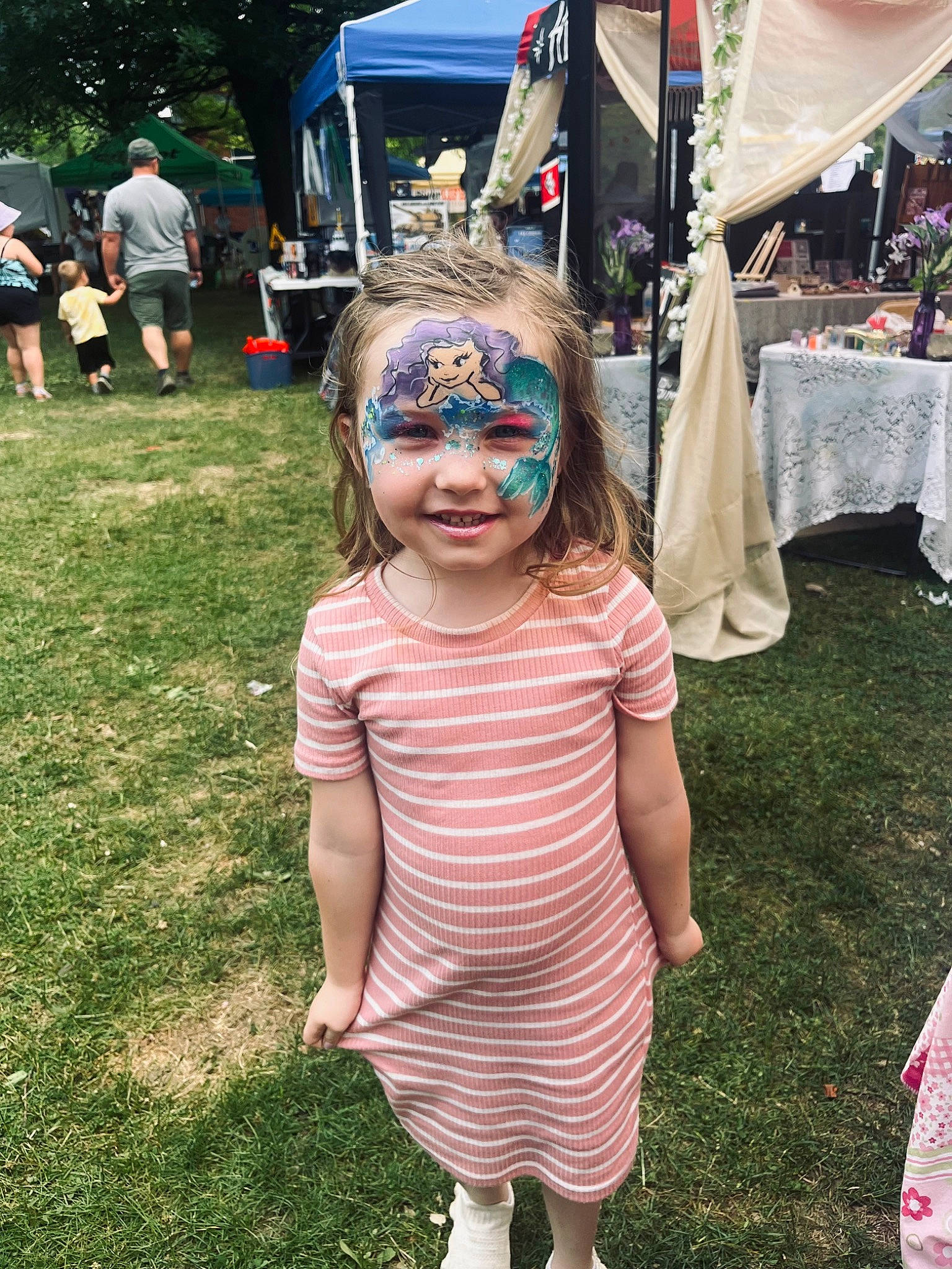 Penelope is registered to the contest to win money with this photo: child, clothing, crowd, event, fun, grass, happy, joy, lawn, leisure, person, pink, plant, pole, recreation, shorts, smile, spring, summer, t_shirt